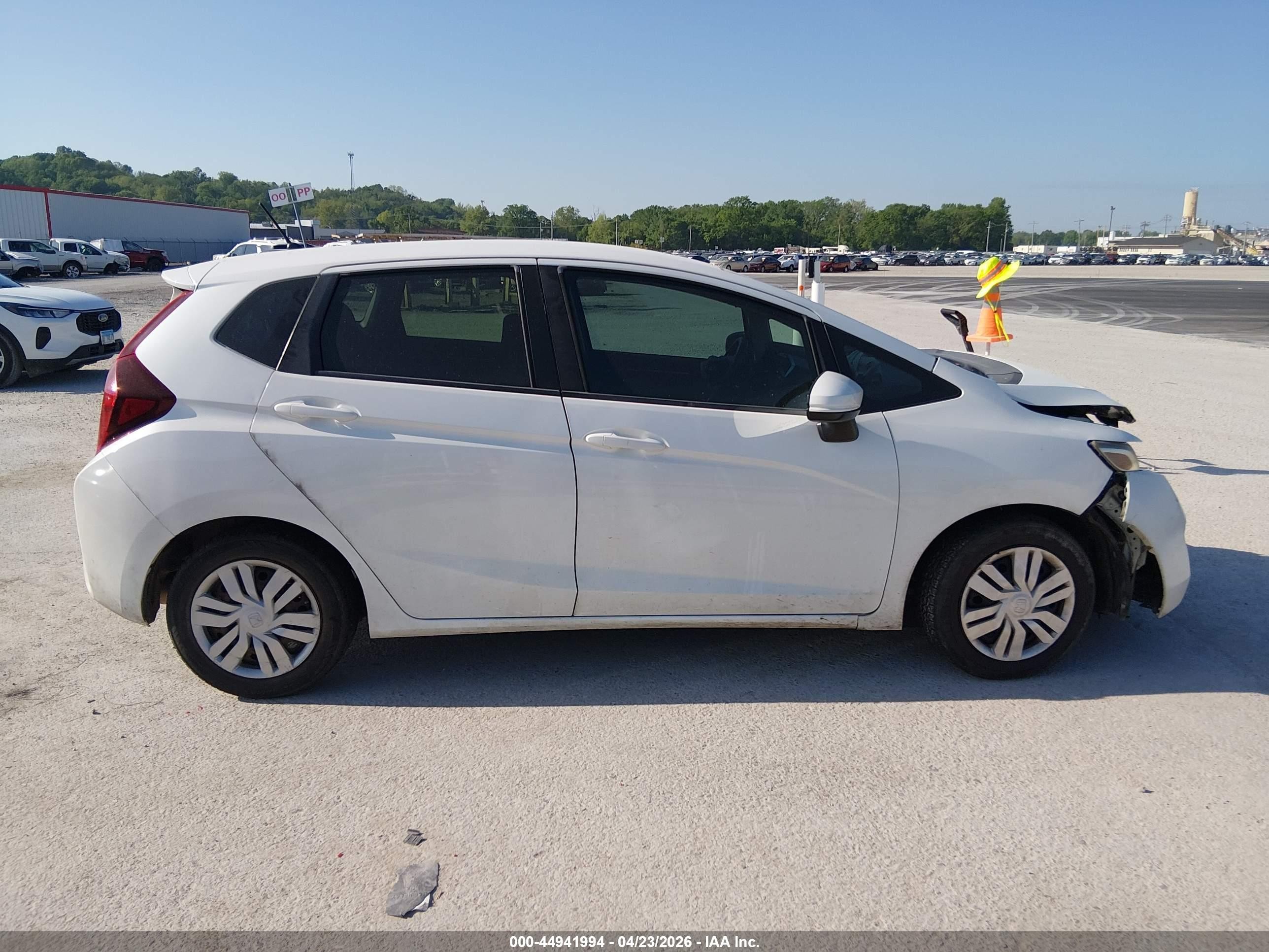 2016 Honda Fit Lx White vin: JHMGK5H53GS002439