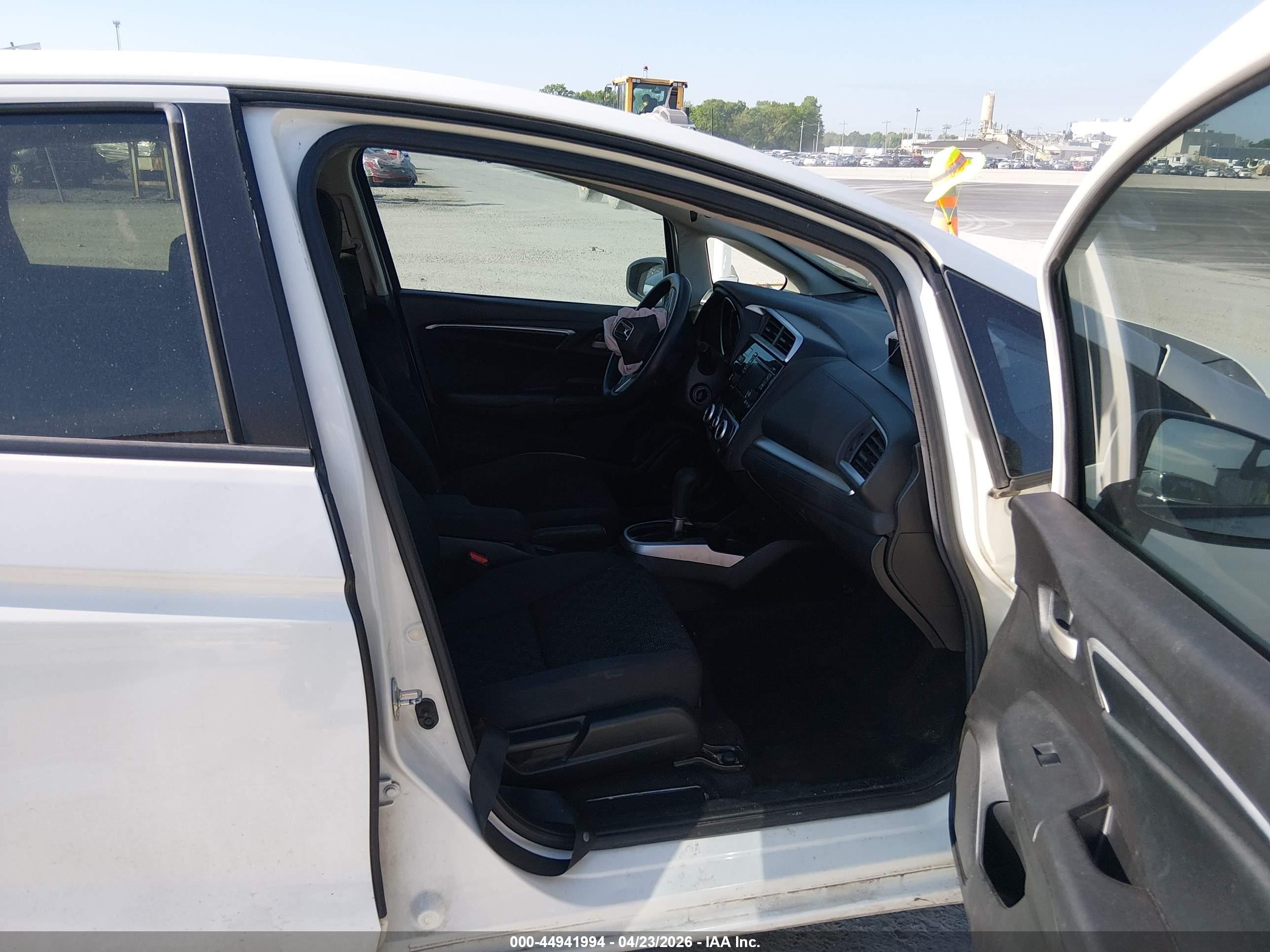 2016 Honda Fit Lx White vin: JHMGK5H53GS002439
