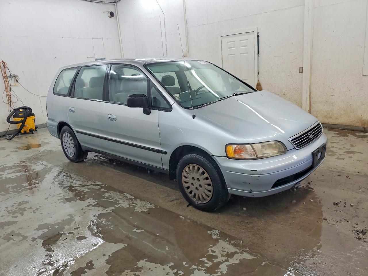 1997 Honda Odyssey Base Silver vin: JHMRA1842VC003200