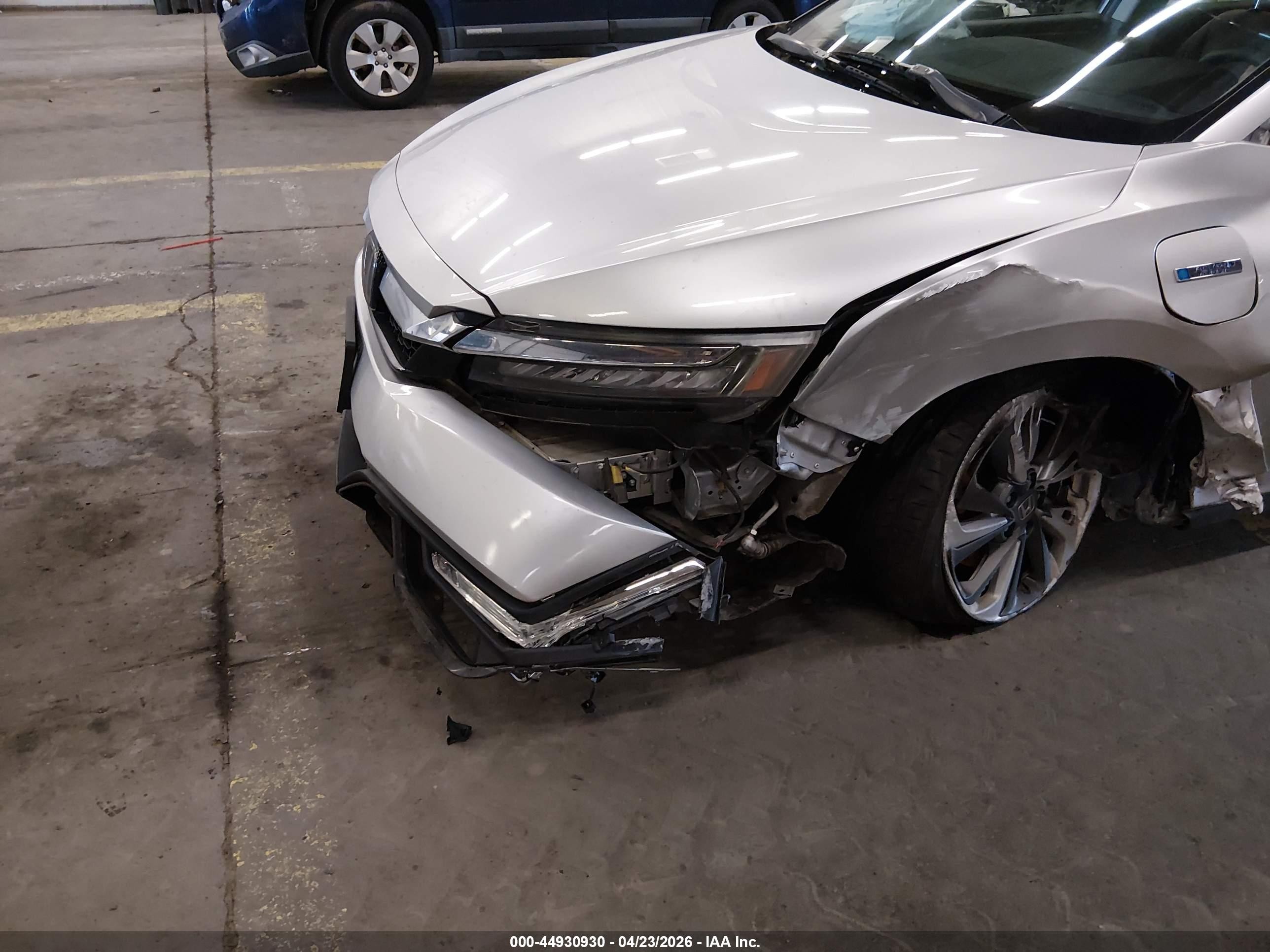 2018 Honda Clarity Plug-in Hybrid   Silver vin: JHMZC5F12JC012600