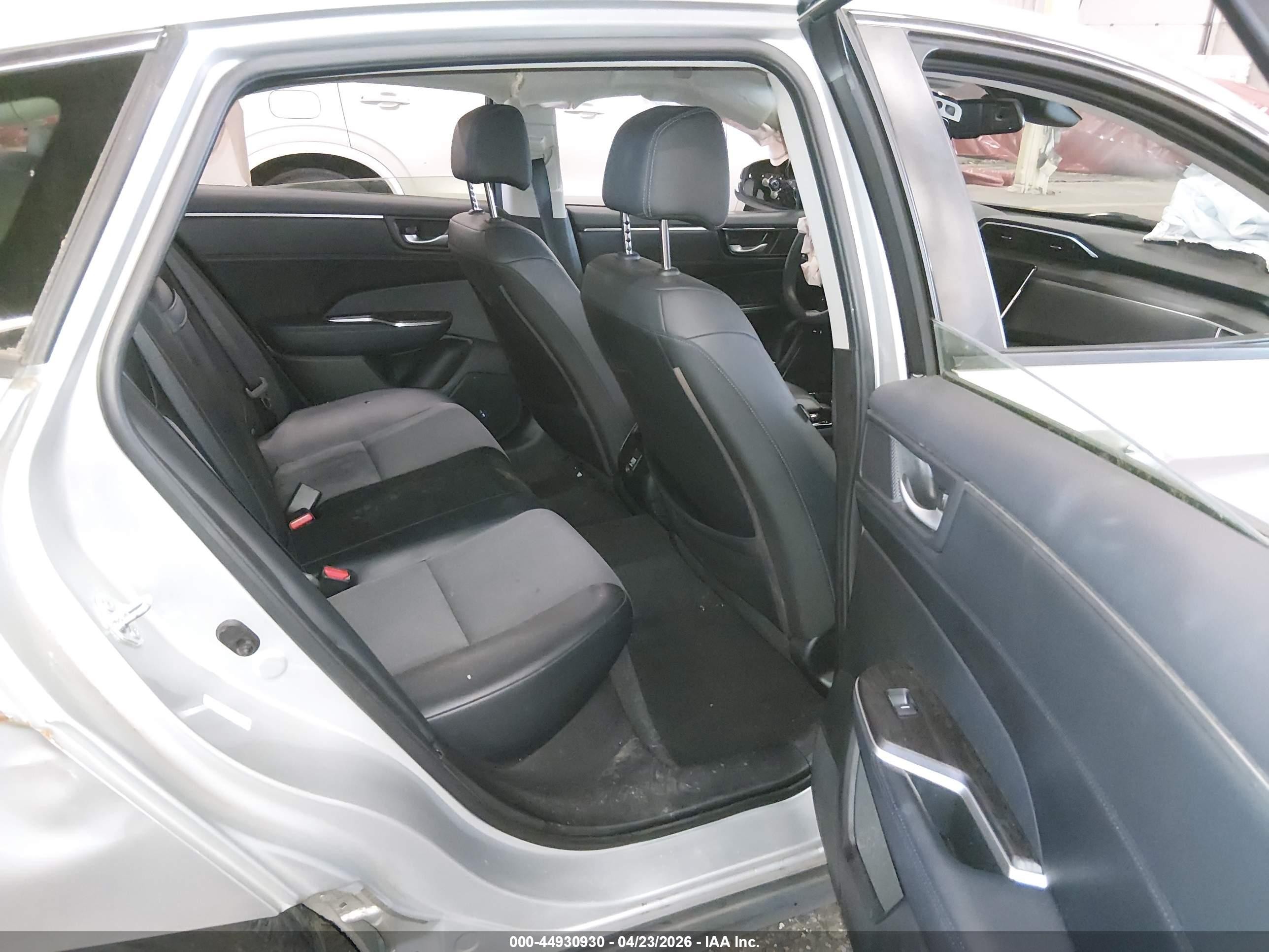 2018 Honda Clarity Plug-in Hybrid   Silver vin: JHMZC5F12JC012600