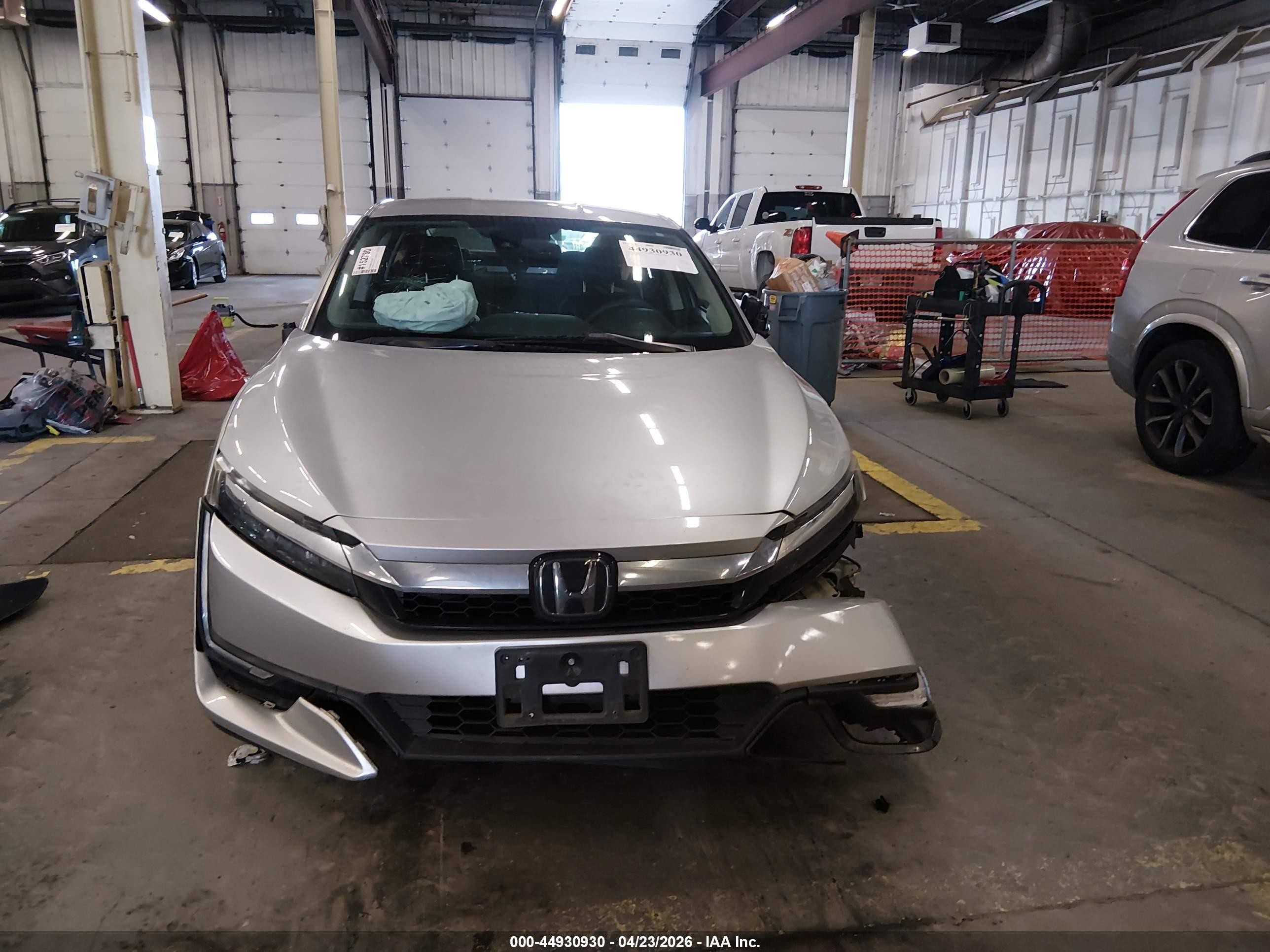 2018 Honda Clarity Plug-in Hybrid   Silver vin: JHMZC5F12JC012600