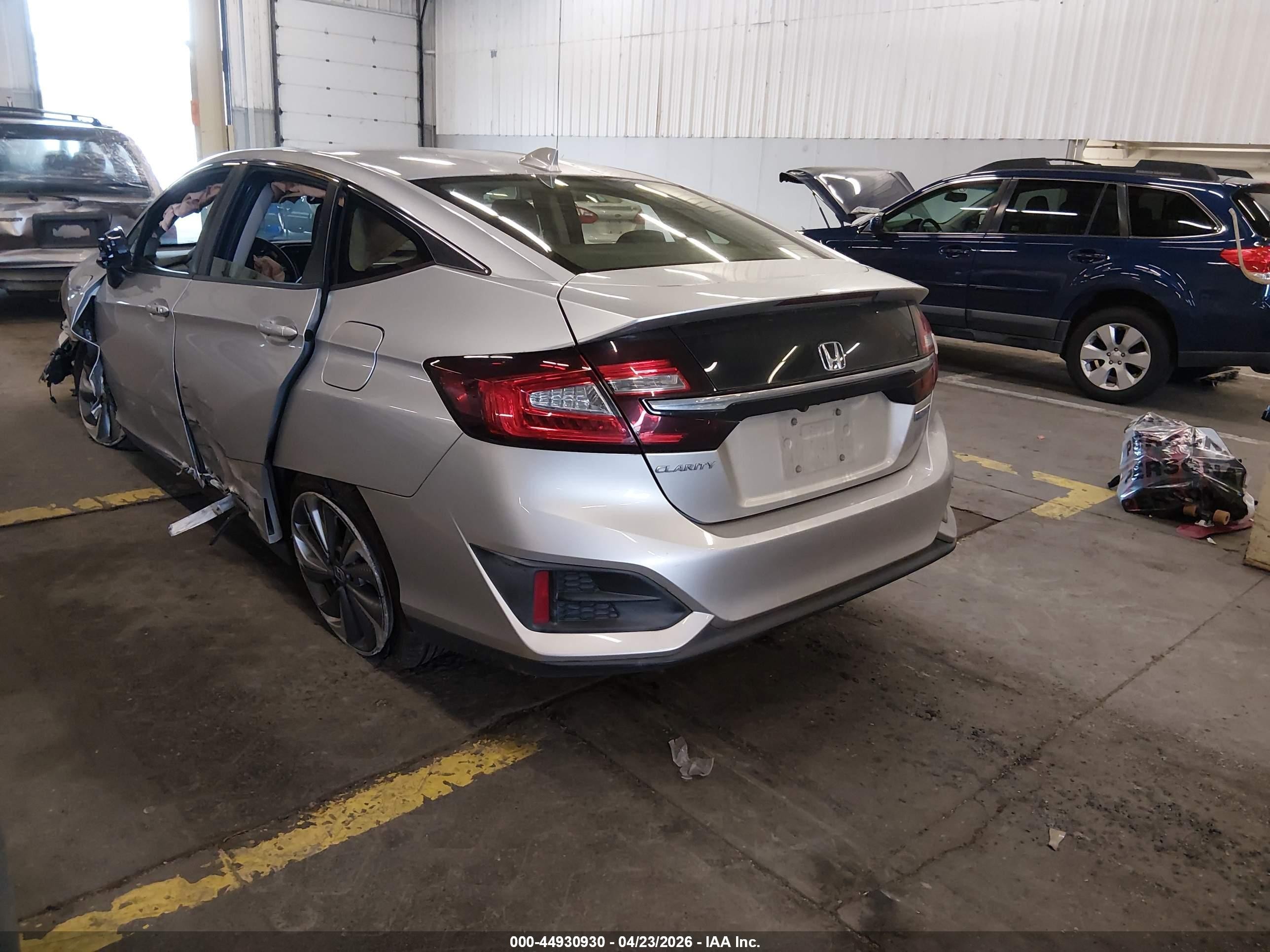 2018 Honda Clarity Plug-in Hybrid   Silver vin: JHMZC5F12JC012600