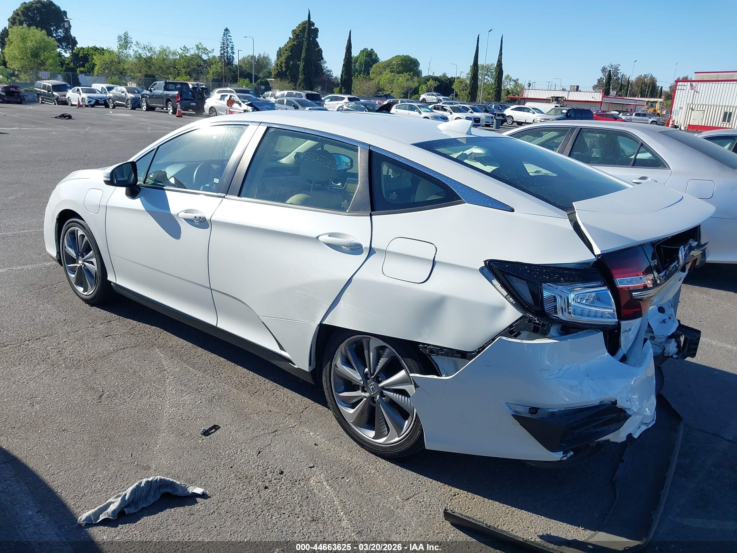 2018 Honda Clarity Plug-in Hybrid   White vin: JHMZC5F15JC012395
