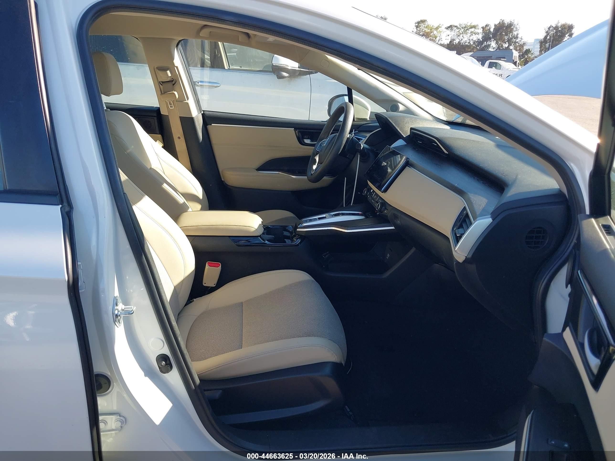 2018 Honda Clarity Plug-in Hybrid   White vin: JHMZC5F15JC012395