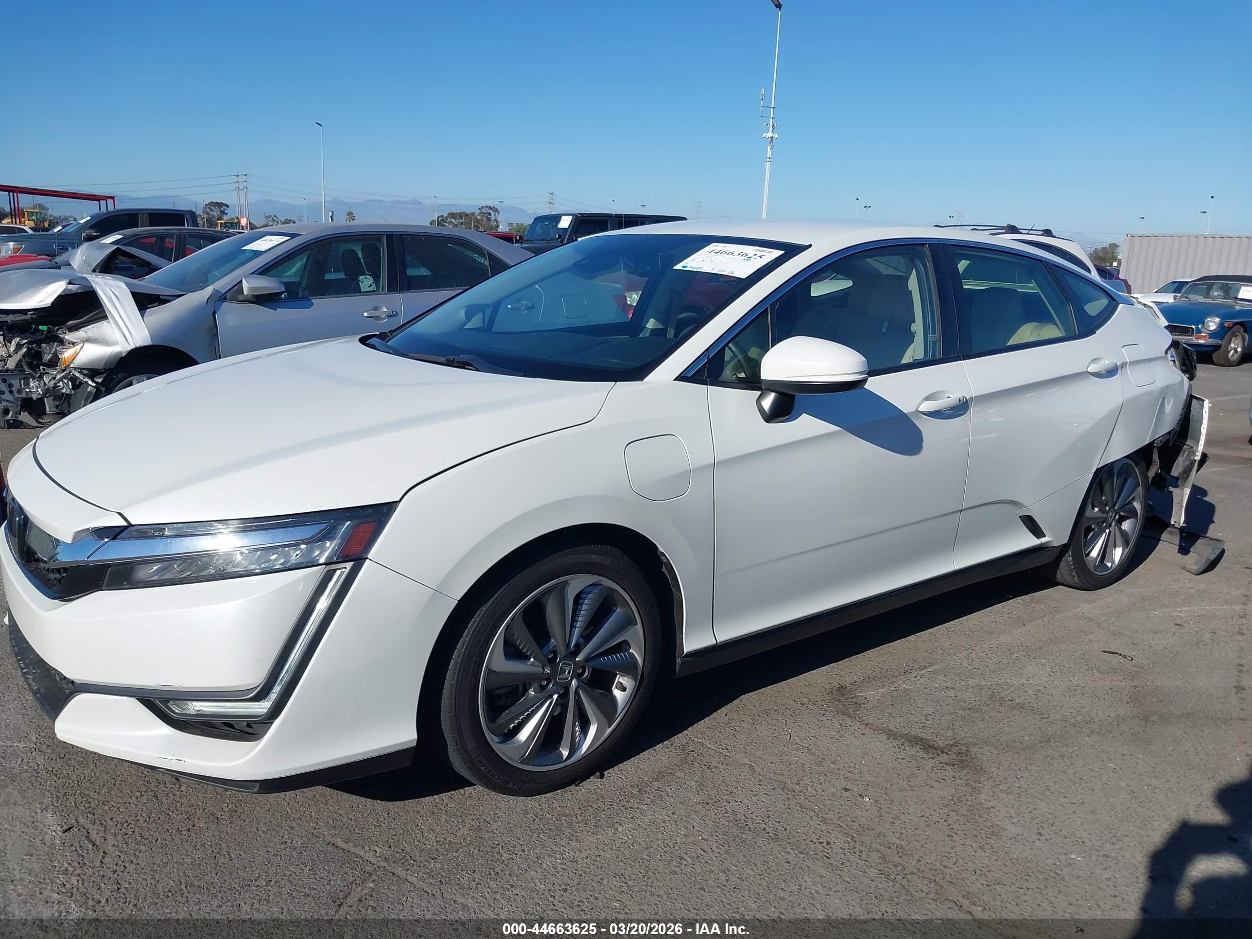 2018 Honda Clarity Plug-in Hybrid   White vin: JHMZC5F15JC012395