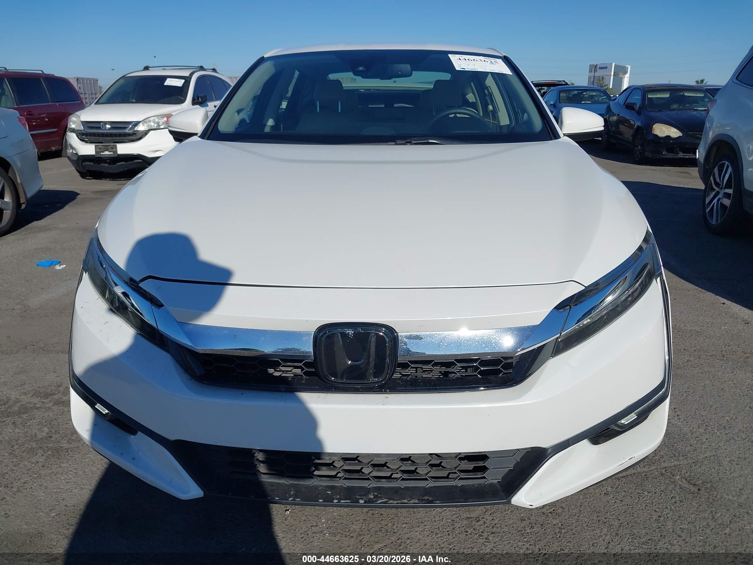 2018 Honda Clarity Plug-in Hybrid   White vin: JHMZC5F15JC012395