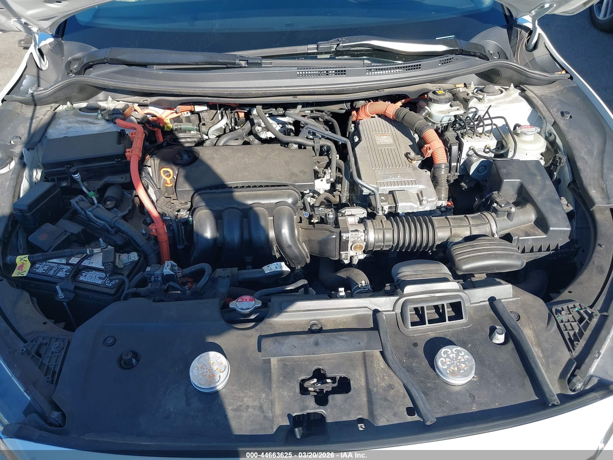 2018 Honda Clarity Plug-in Hybrid   White vin: JHMZC5F15JC012395