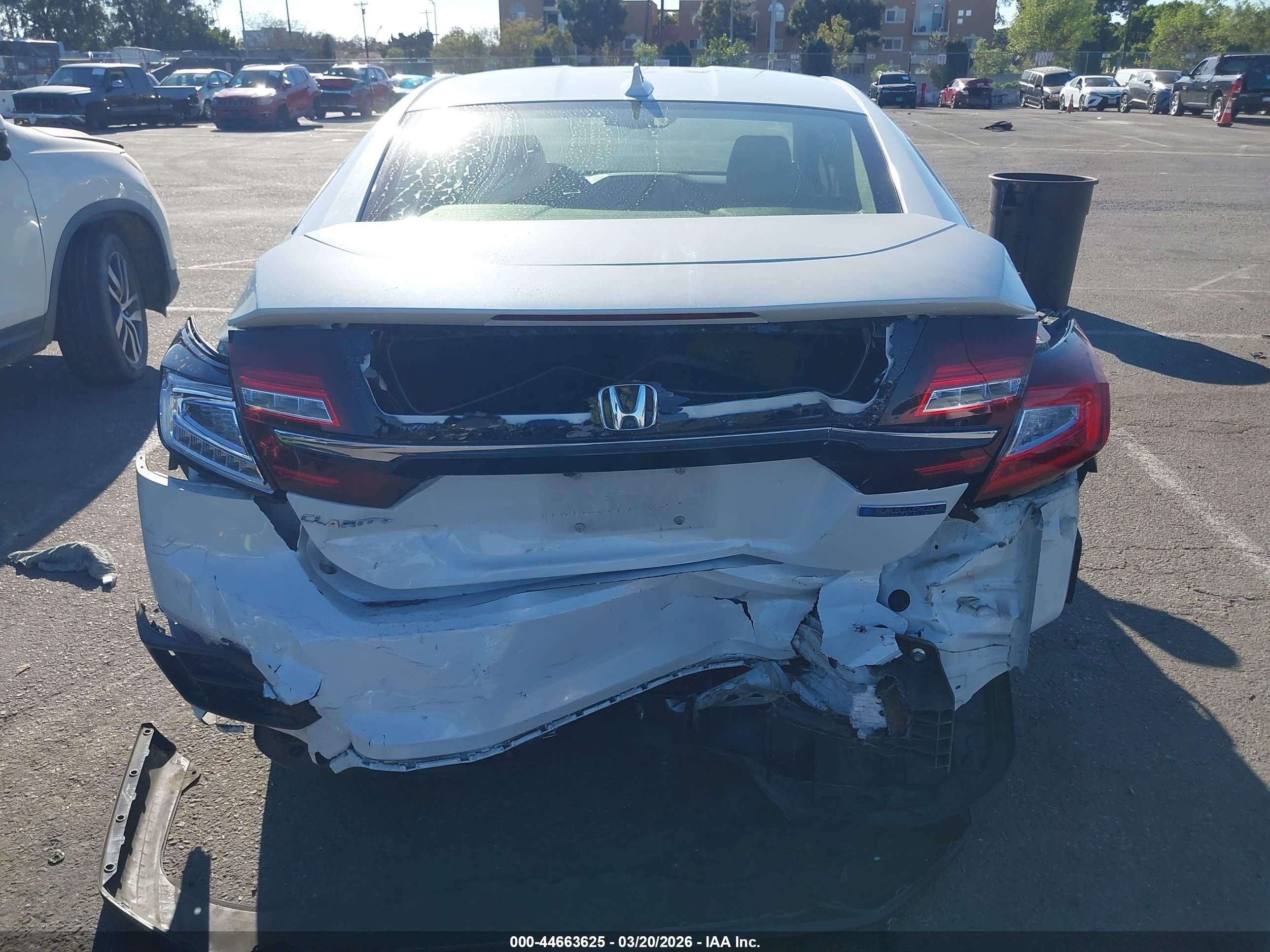 2018 Honda Clarity Plug-in Hybrid   White vin: JHMZC5F15JC012395