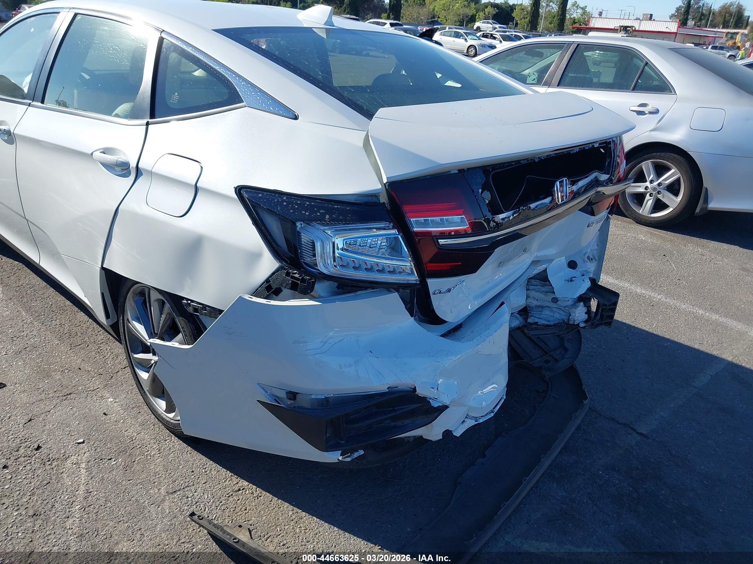 2018 Honda Clarity Plug-in Hybrid   White vin: JHMZC5F15JC012395