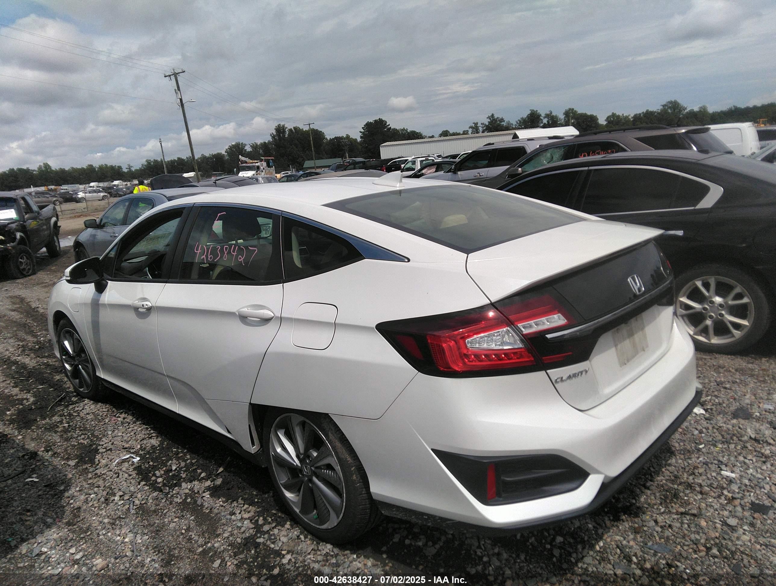 2021 Honda Clarity Plug-in Hybrid   White vin: JHMZC5F15MC000204
