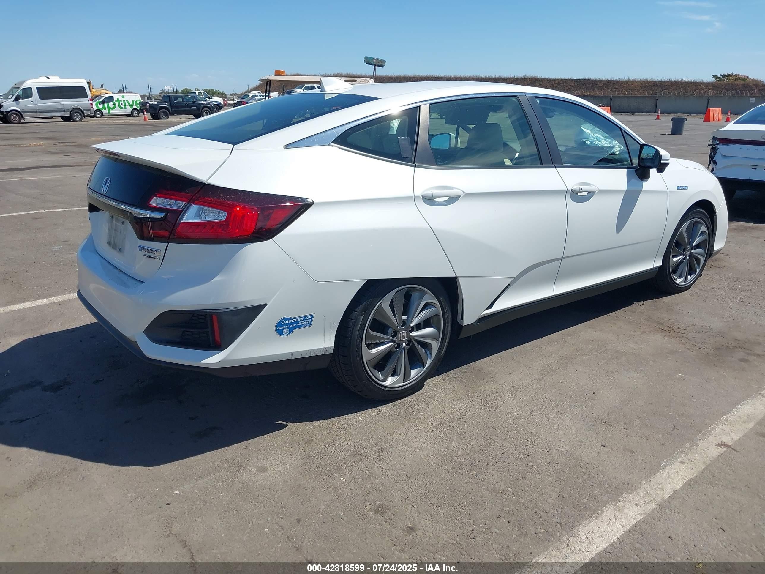 2020 Honda Clarity Plug-in Hybrid Touring White vin: JHMZC5F30LC002801