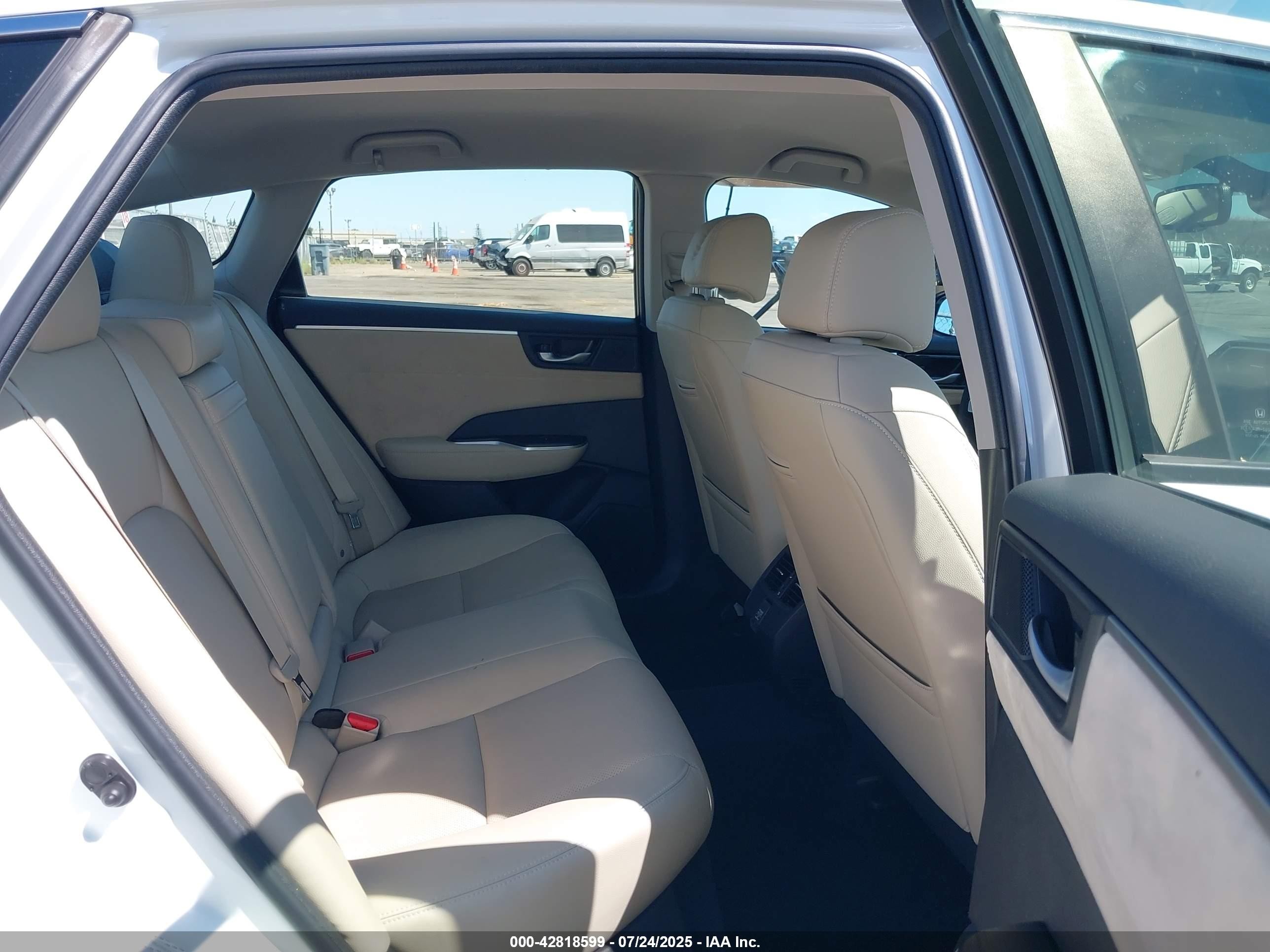 2020 Honda Clarity Plug-in Hybrid Touring White vin: JHMZC5F30LC002801