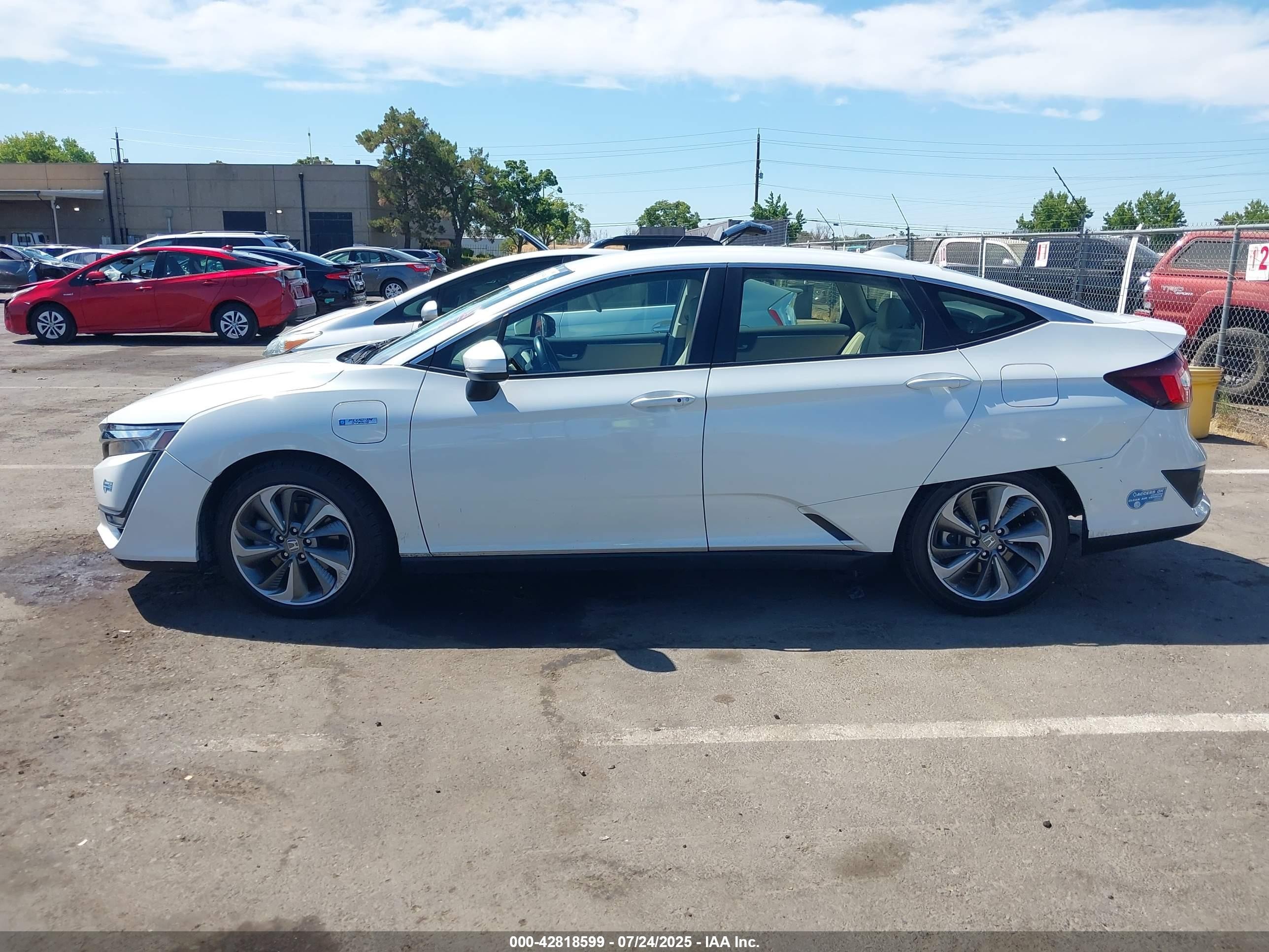 2020 Honda Clarity Plug-in Hybrid Touring White vin: JHMZC5F30LC002801