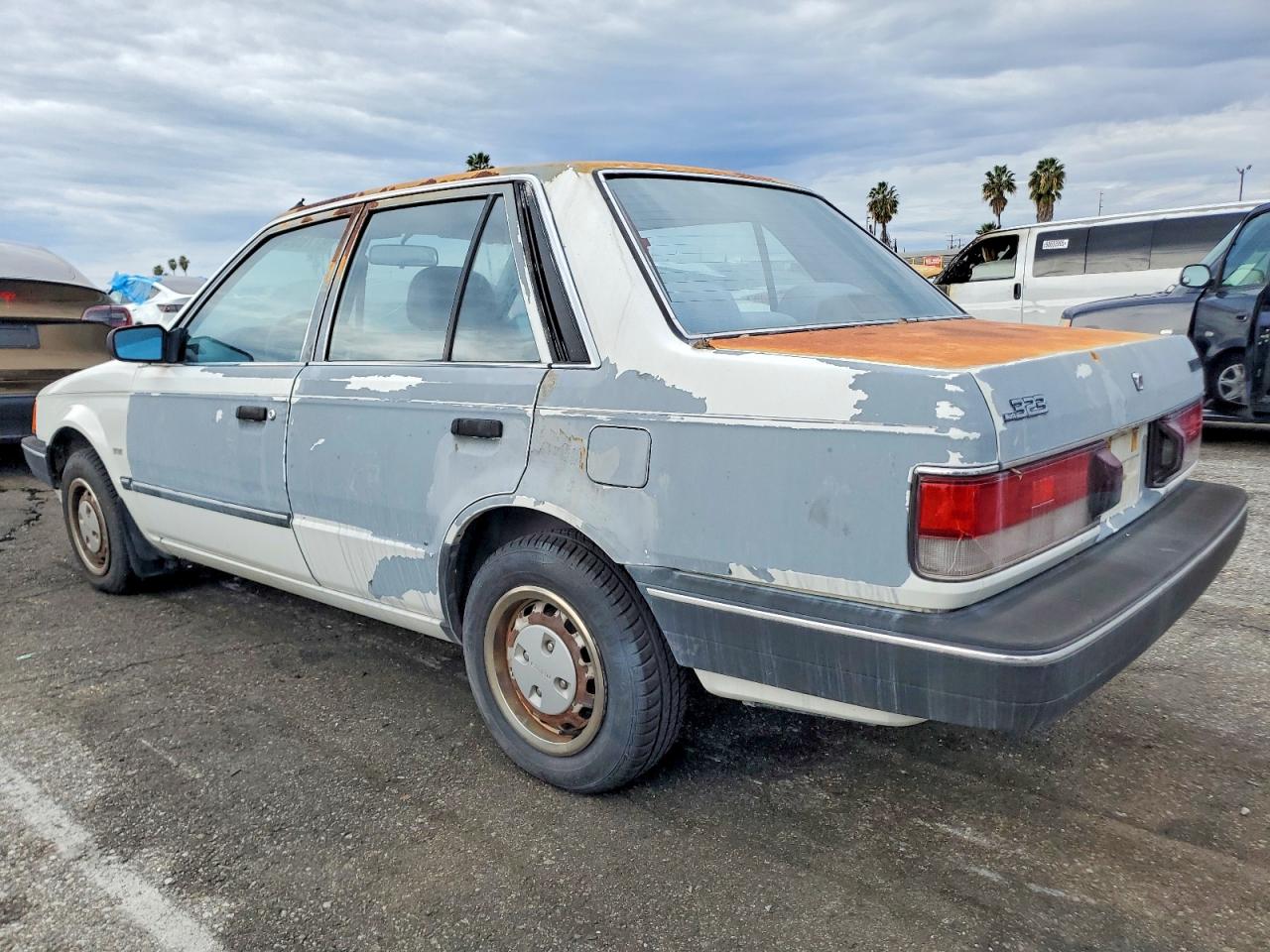 1989 Mazda 323 White vin: JM1BF2221K0305575