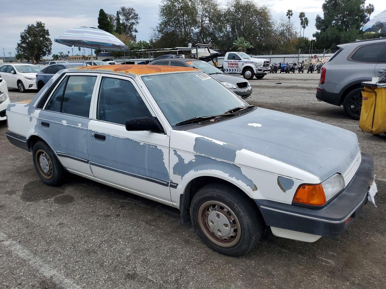 1989 Mazda 323 White vin: JM1BF2221K0305575