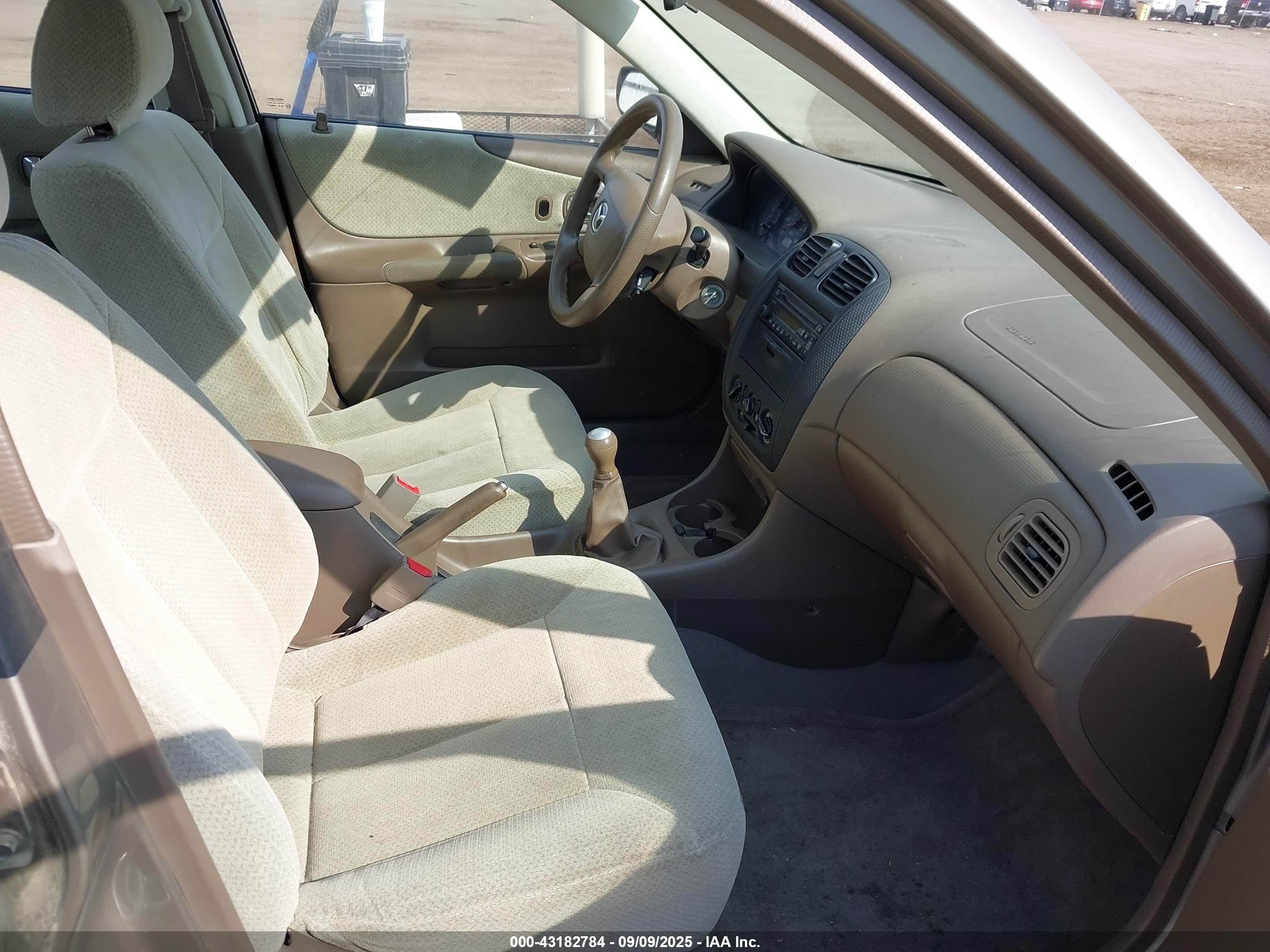 2000 Mazda Protege Dx/lx Champagne vin: JM1BJ2220Y0229709