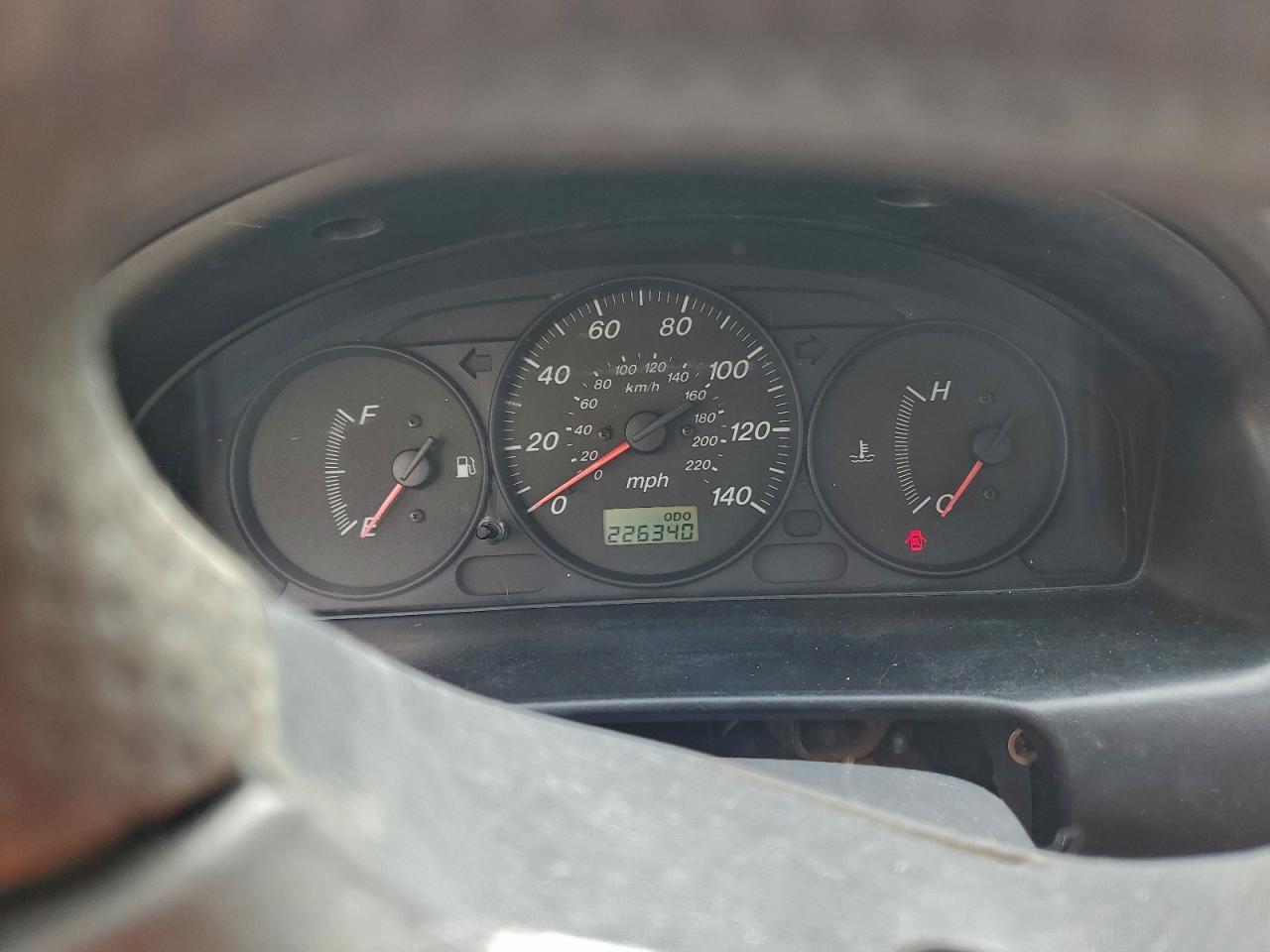 2000 Mazda Protege Dx Silver vin: JM1BJ2226Y0295018