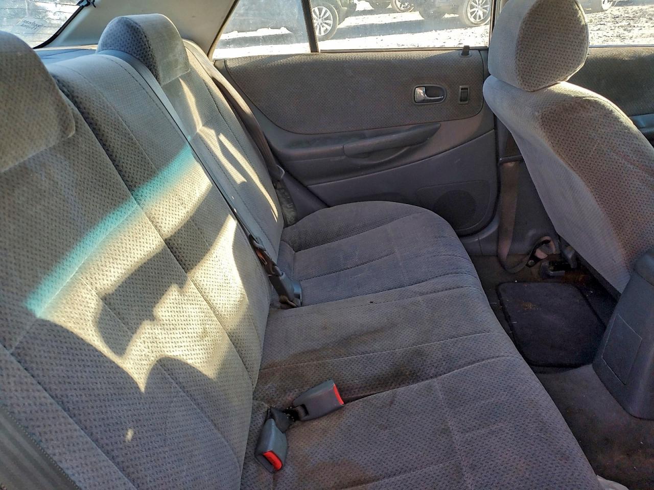 2000 Mazda Protege Dx Silver vin: JM1BJ2229Y0227361