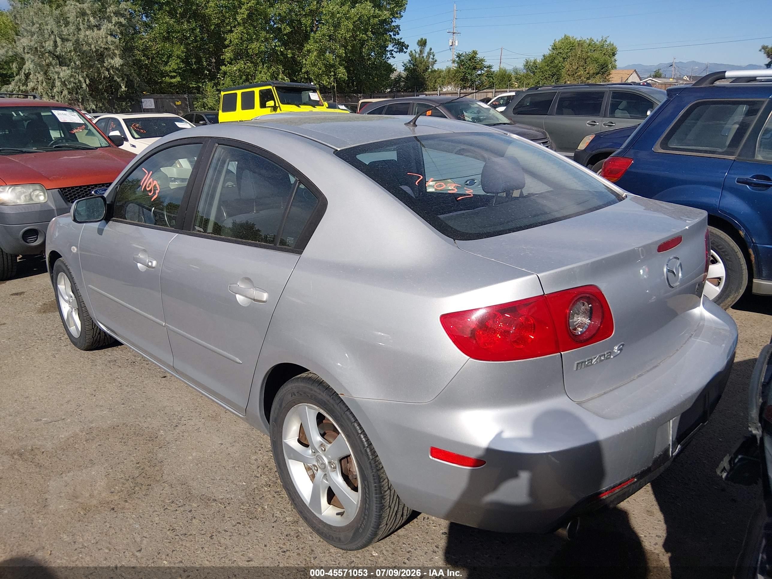 2005 Mazda Mazda3 I Silver vin: JM1BK12F051254965