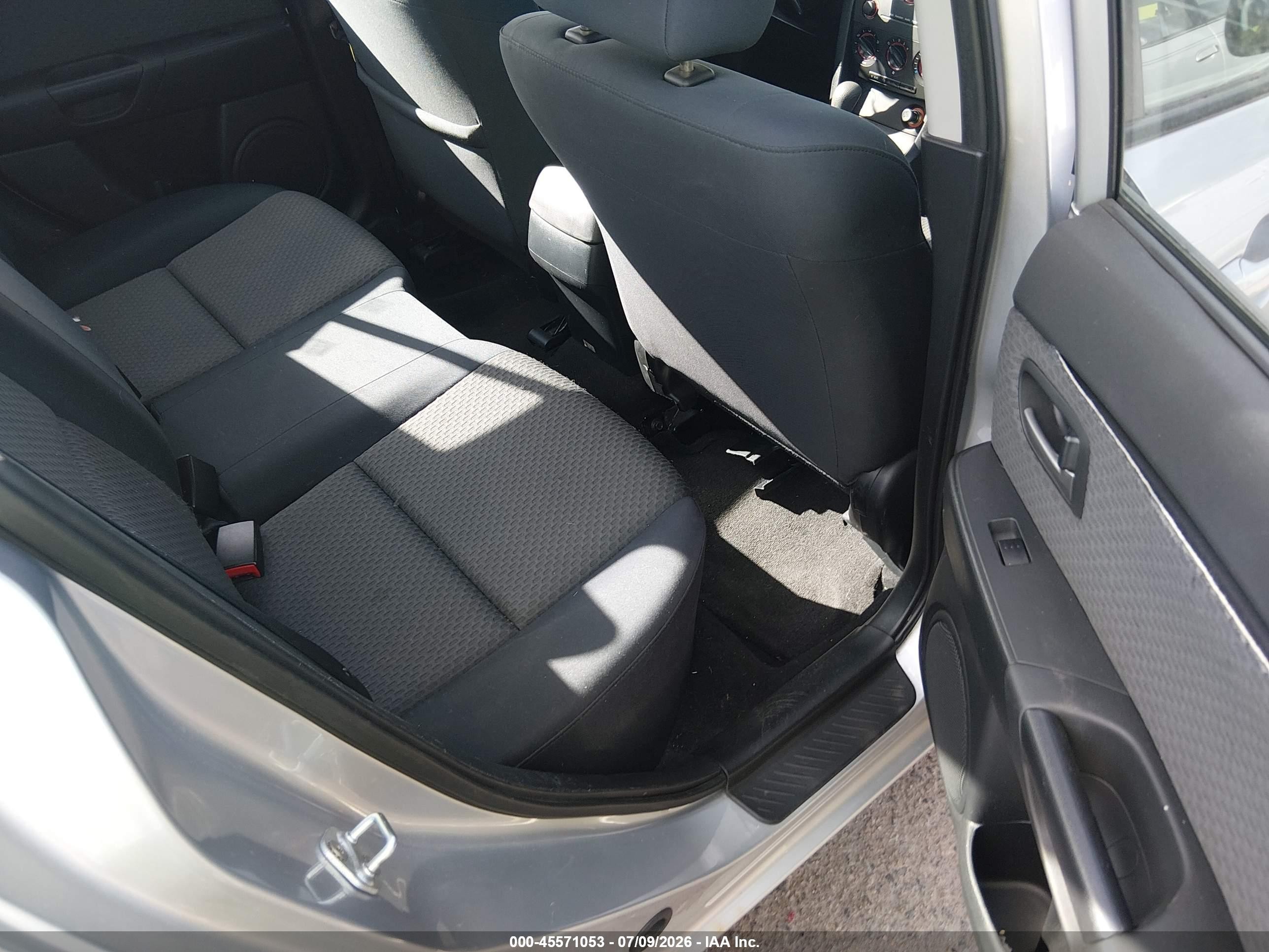 2005 Mazda Mazda3 I Silver vin: JM1BK12F051254965