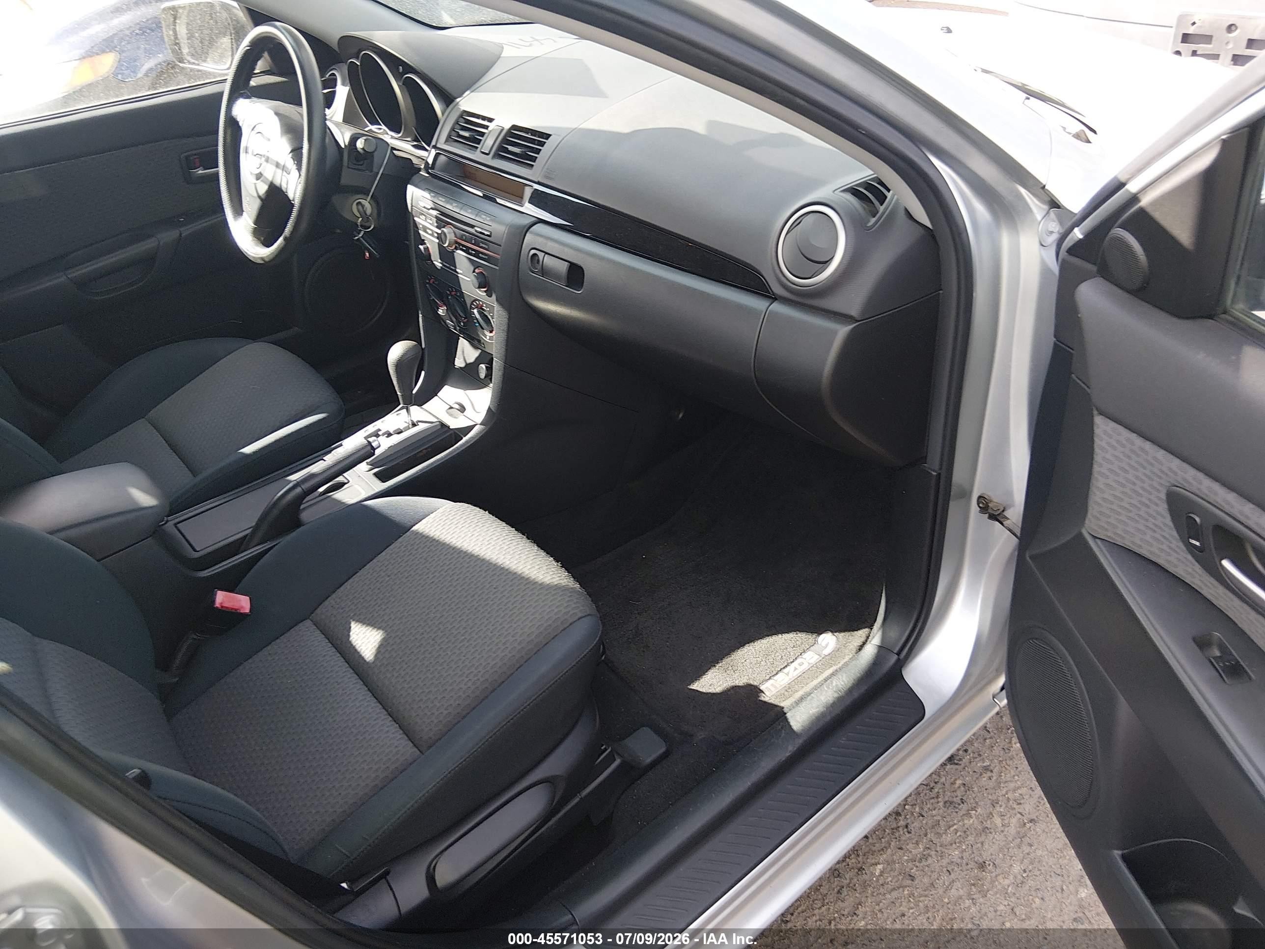 2005 Mazda Mazda3 I Silver vin: JM1BK12F051254965