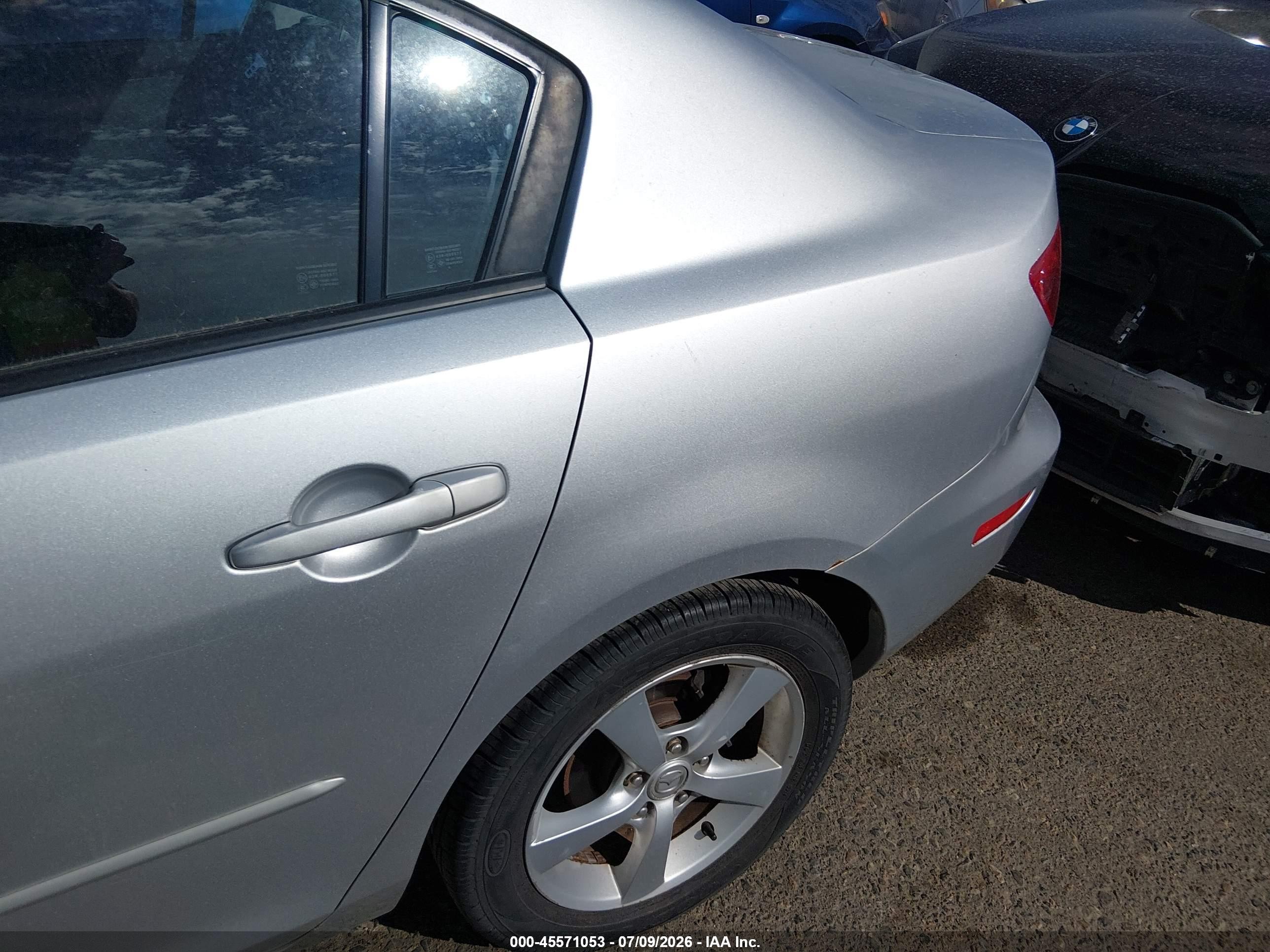 2005 Mazda Mazda3 I Silver vin: JM1BK12F051254965