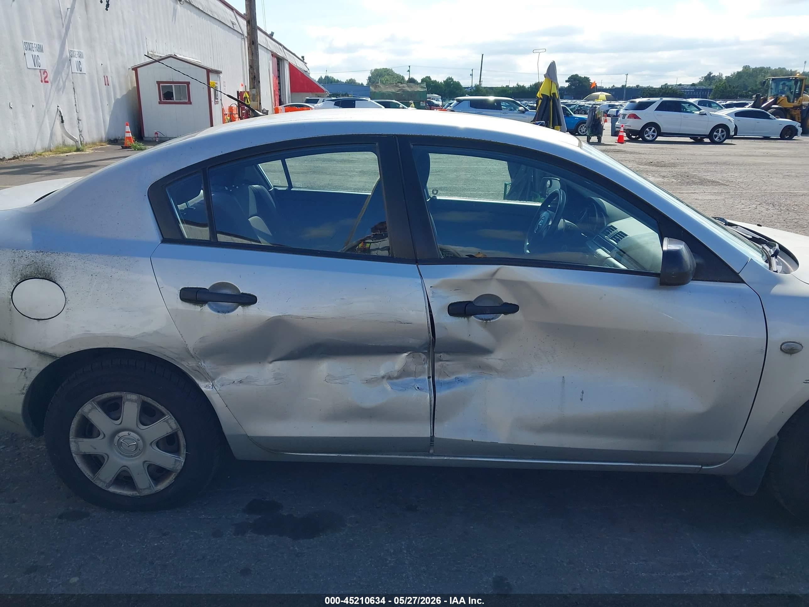 2006 Mazda Mazda3 I Silver vin: JM1BK12F261482208