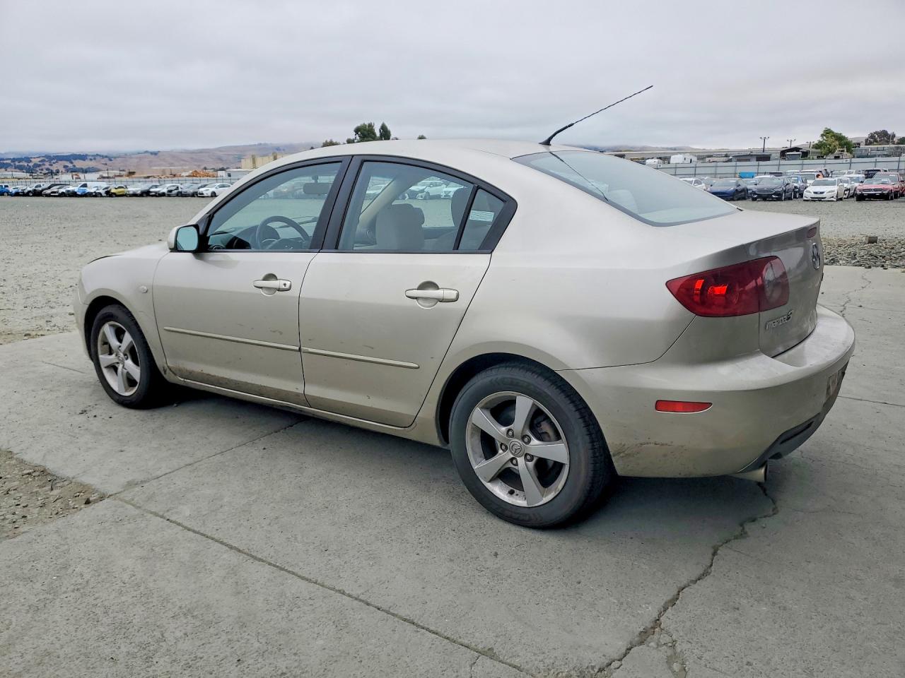 2005 Mazda 3 I Beige vin: JM1BK12F451268884