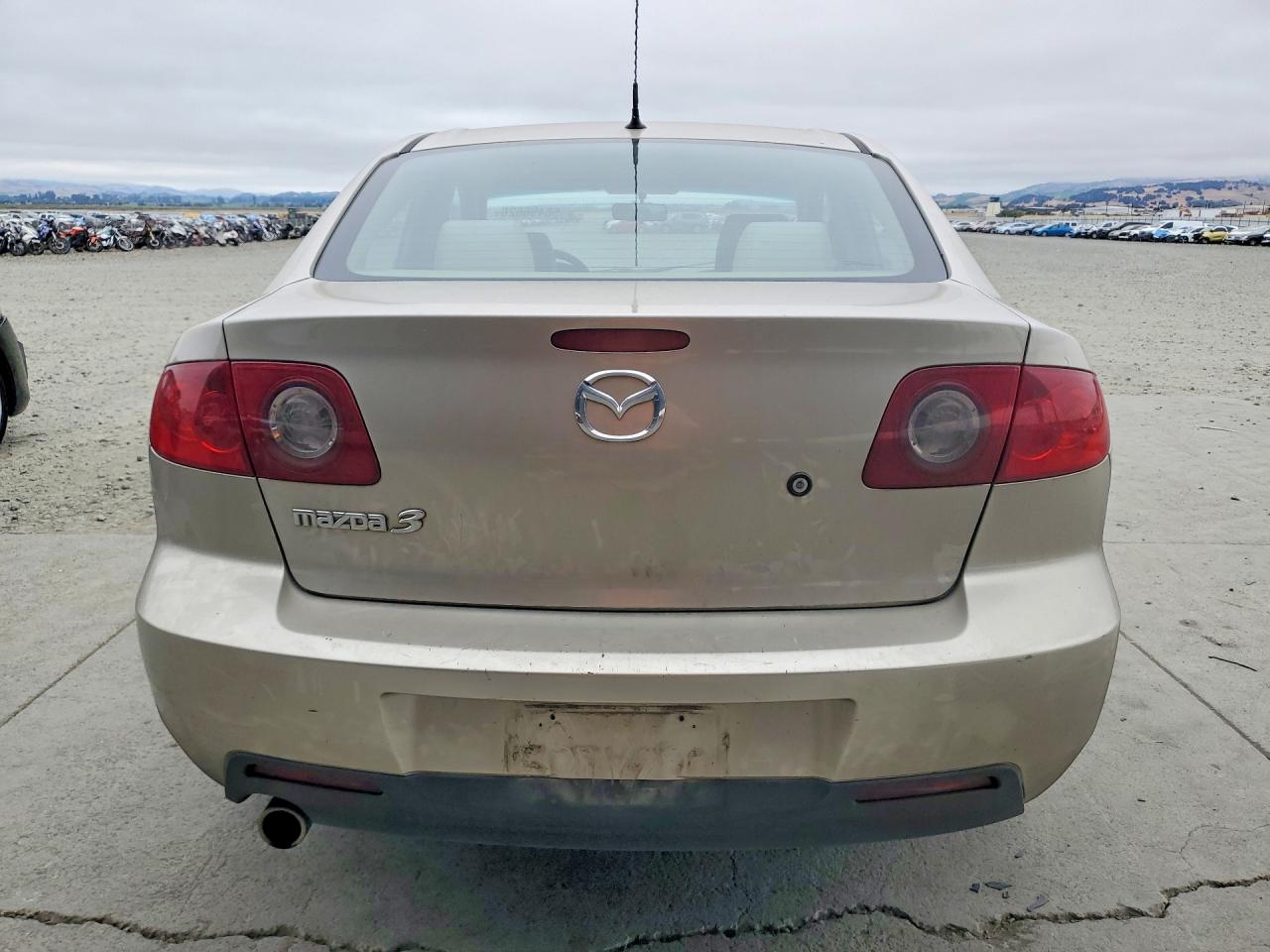 2005 Mazda 3 I Beige vin: JM1BK12F451268884