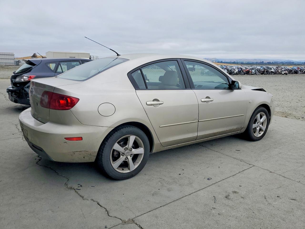 2005 Mazda 3 I Beige vin: JM1BK12F451268884