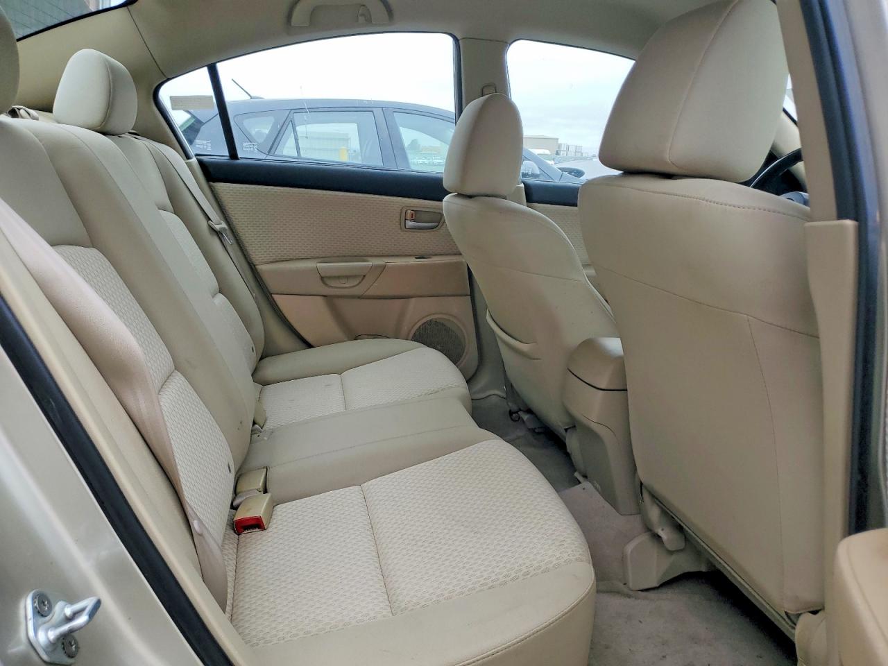 2005 Mazda 3 I Beige vin: JM1BK12F451268884