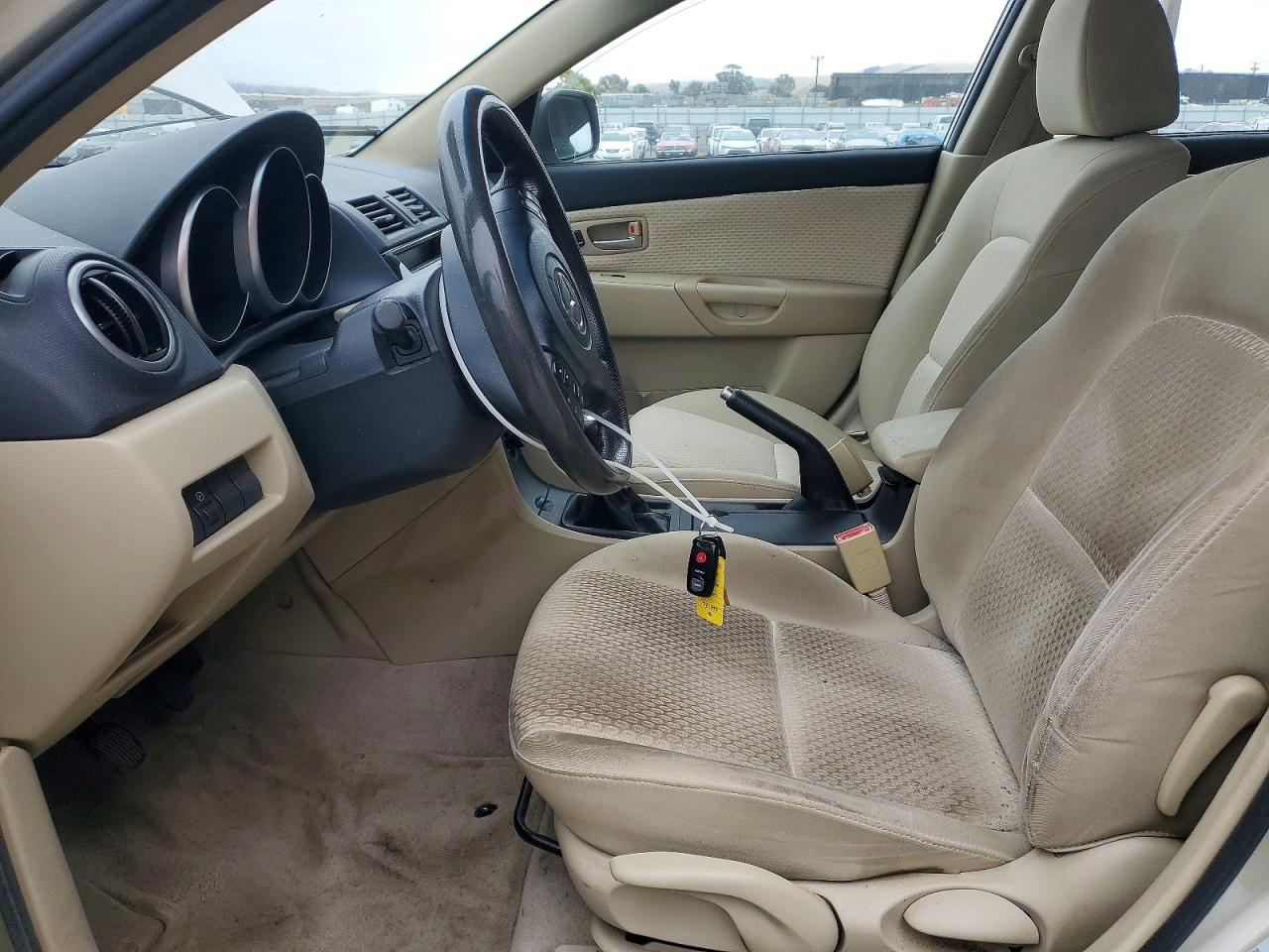2005 Mazda 3 I Beige vin: JM1BK12F451268884