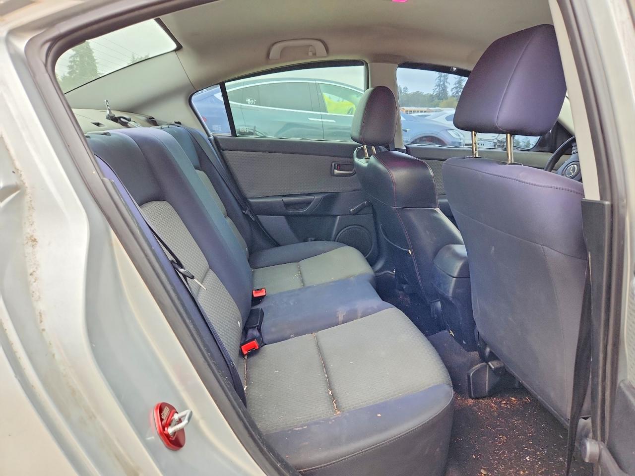 2004 Mazda 3 I Silver vin: JM1BK12F941175132