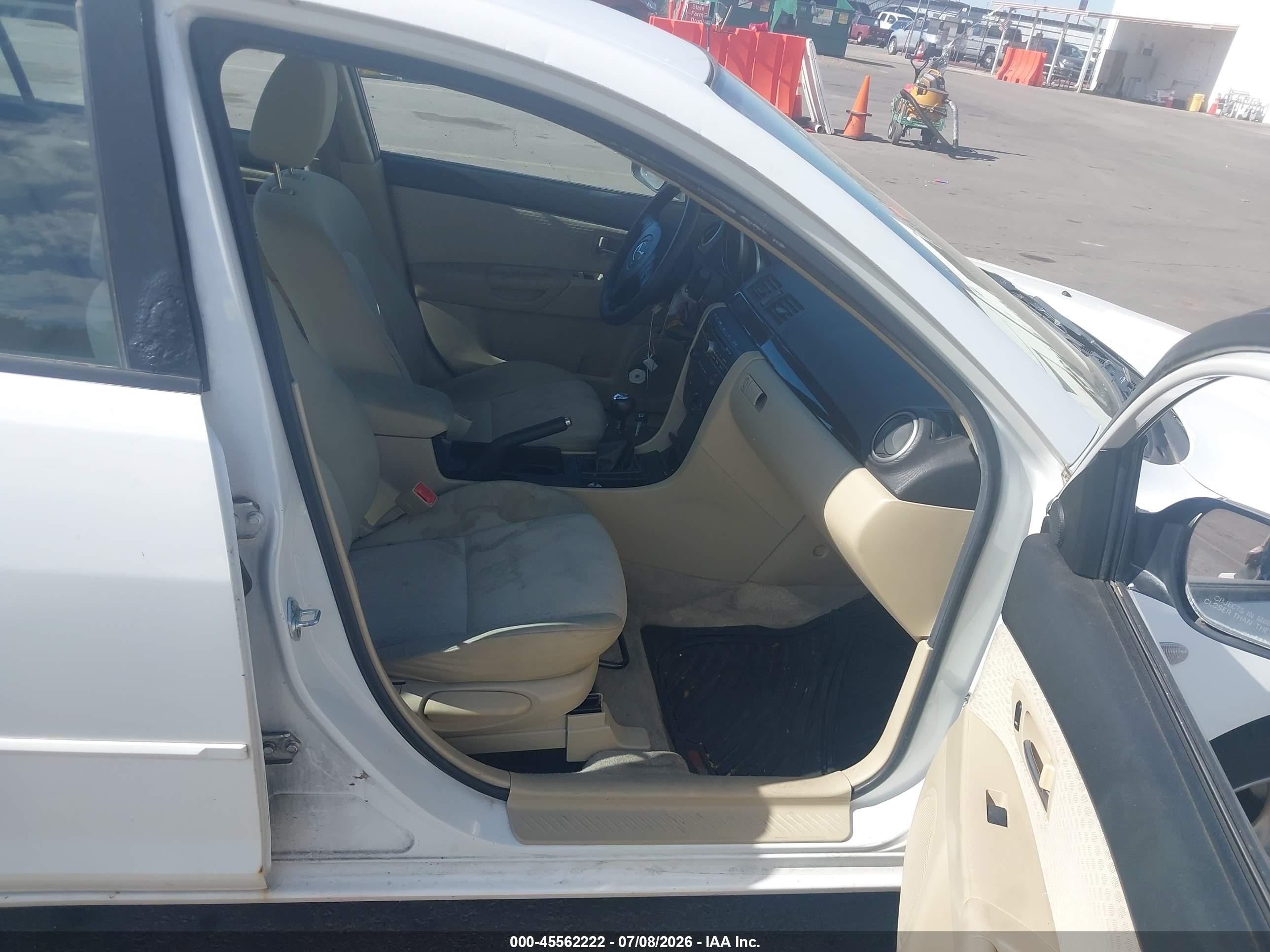 2005 Mazda Mazda3 I White vin: JM1BK12FX51303301
