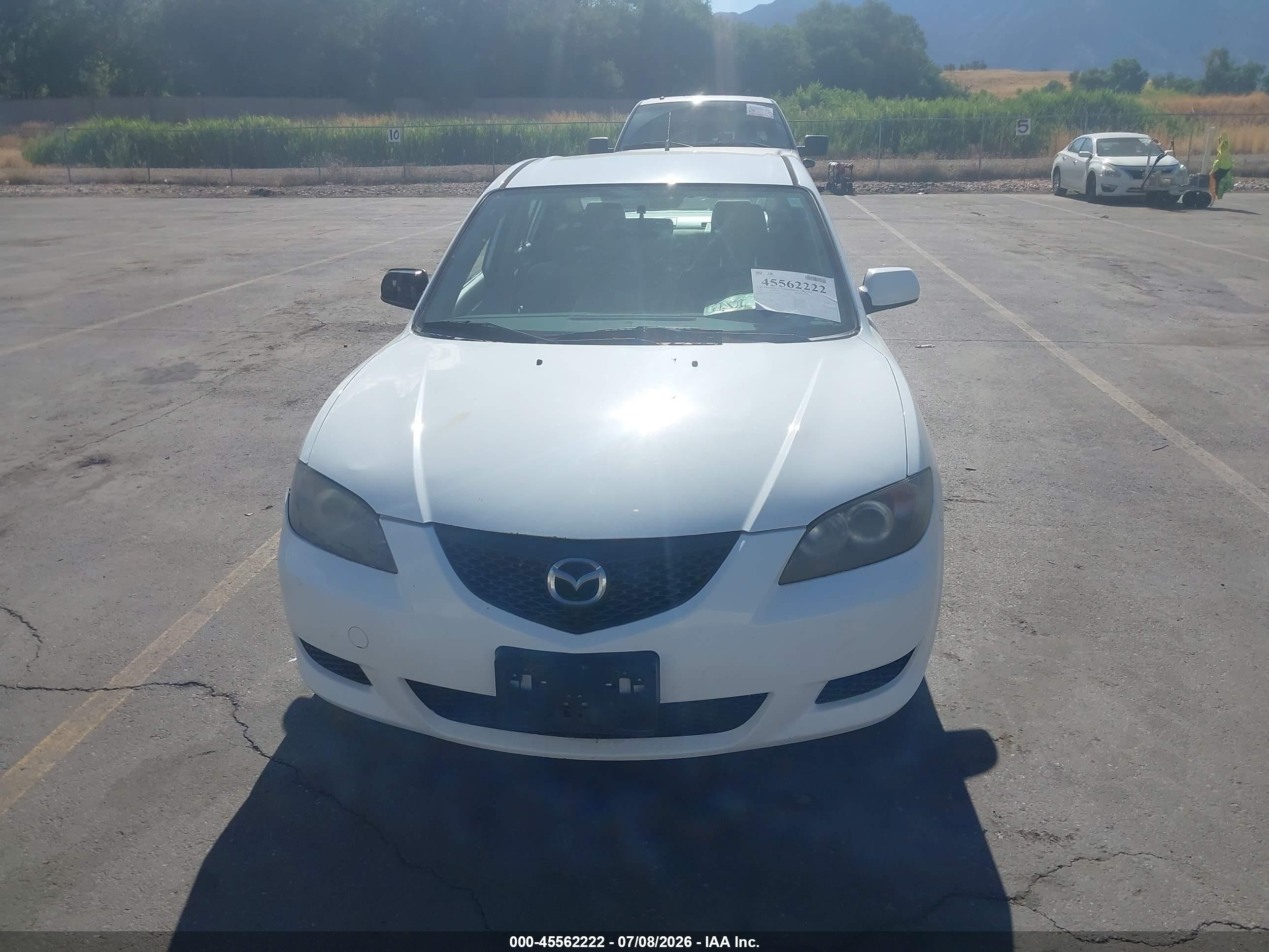 2005 Mazda Mazda3 I White vin: JM1BK12FX51303301