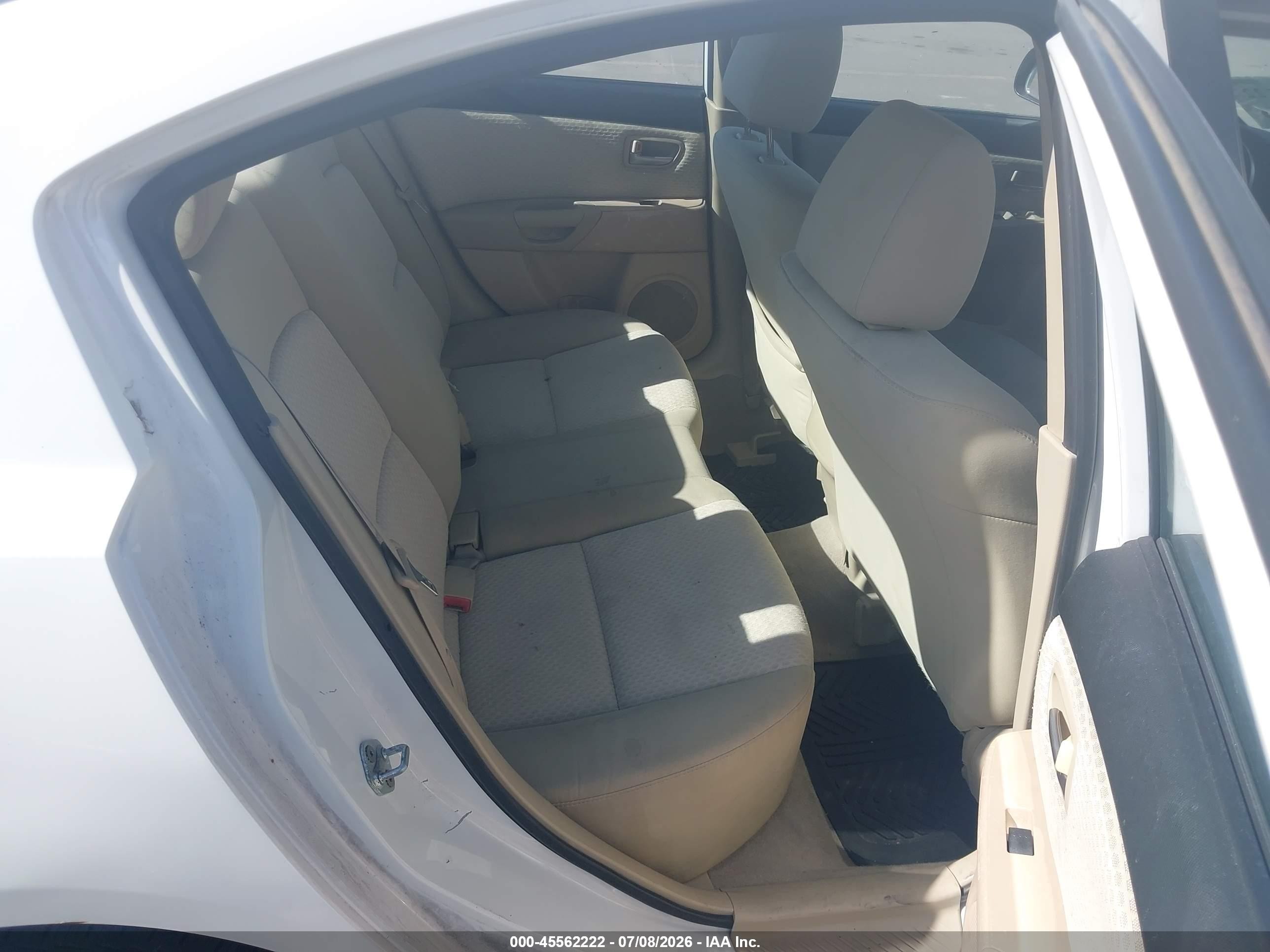 2005 Mazda Mazda3 I White vin: JM1BK12FX51303301