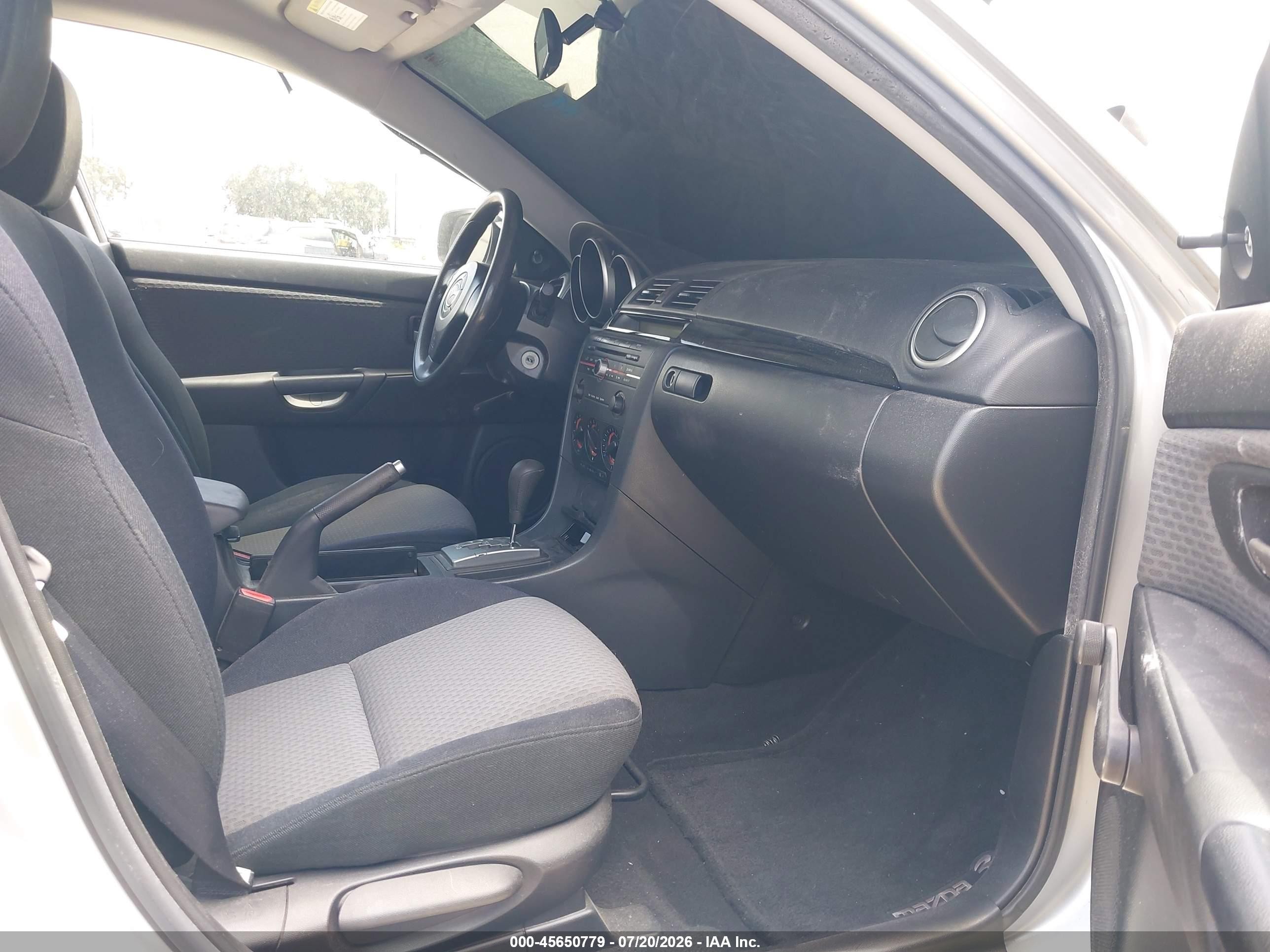 2006 Mazda Mazda3 I Silver vin: JM1BK12G461404926