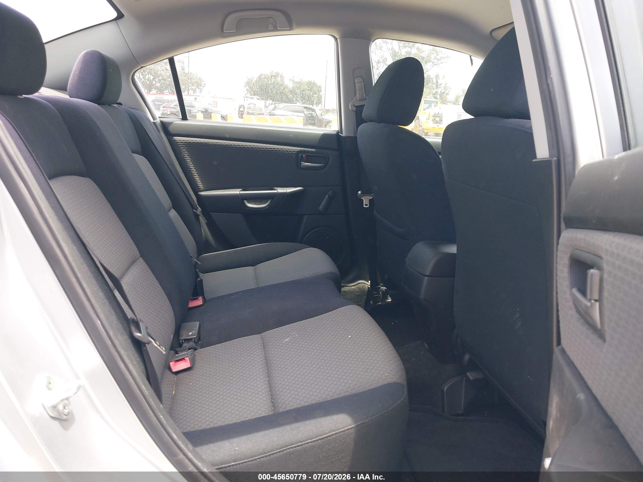 2006 Mazda Mazda3 I Silver vin: JM1BK12G461404926