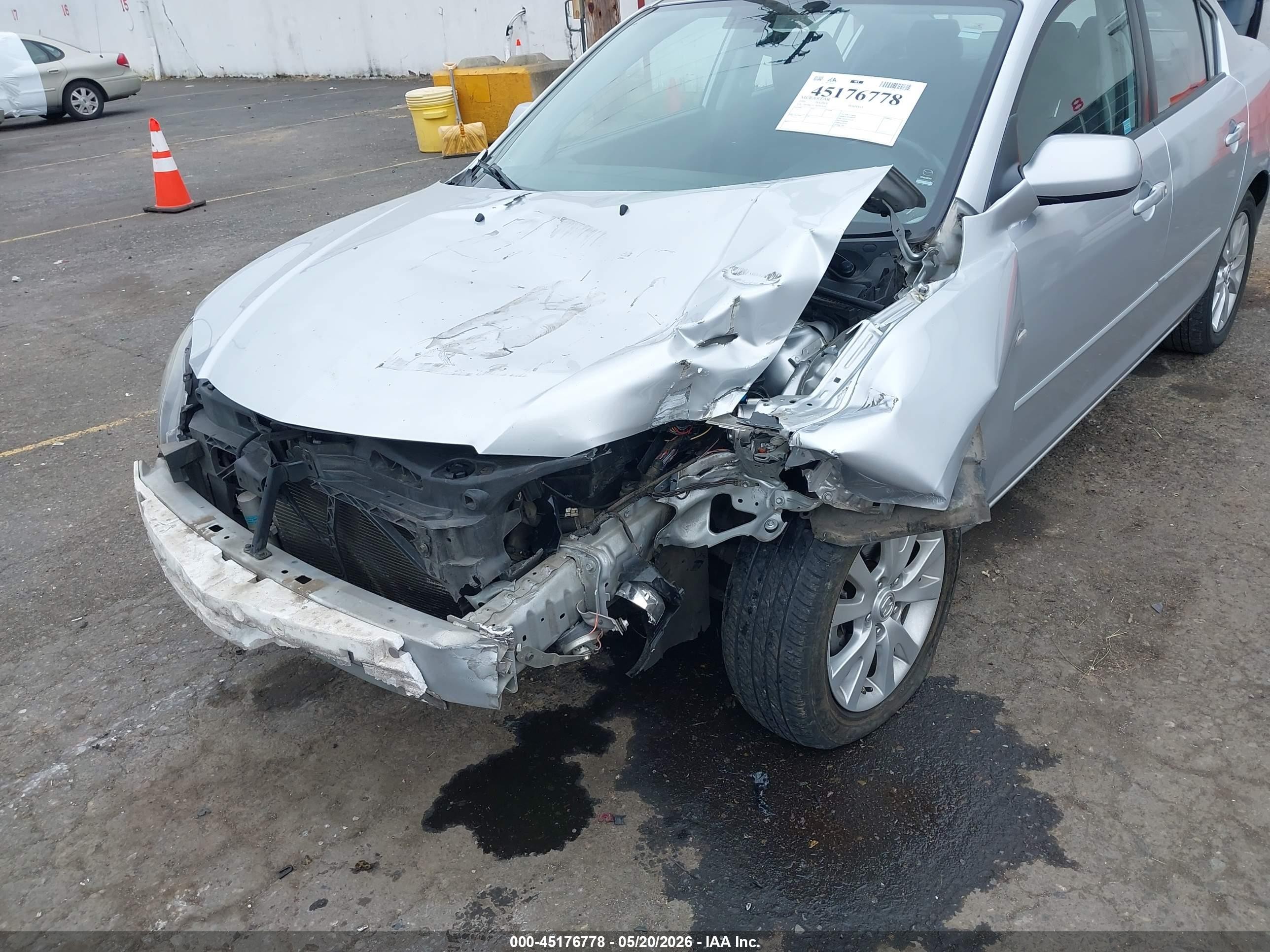 2008 Mazda Mazda3 I Silver vin: JM1BK32F581863694