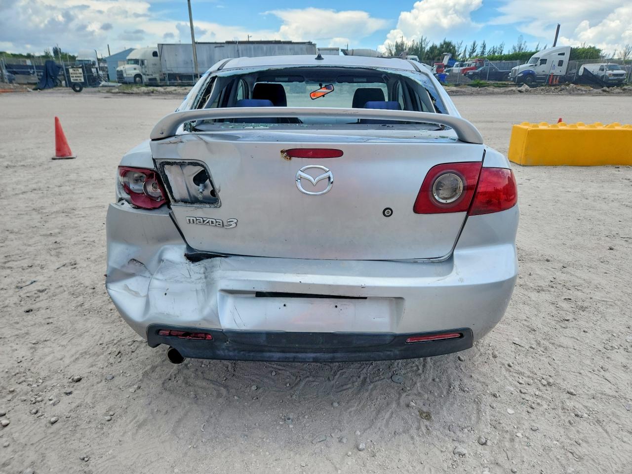 2005 Mazda 3 I Silver vin: JM1BK32FX51227204
