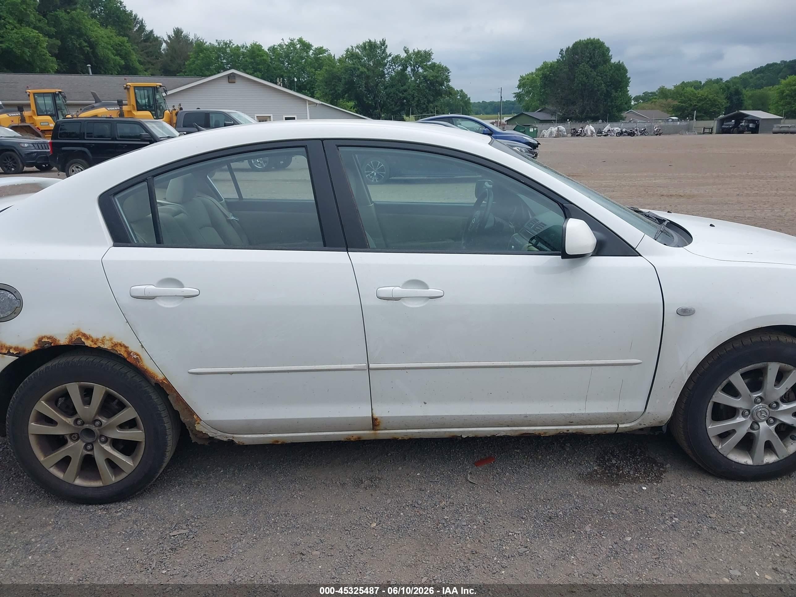 2008 Mazda Mazda3 I White vin: JM1BK32G381831352