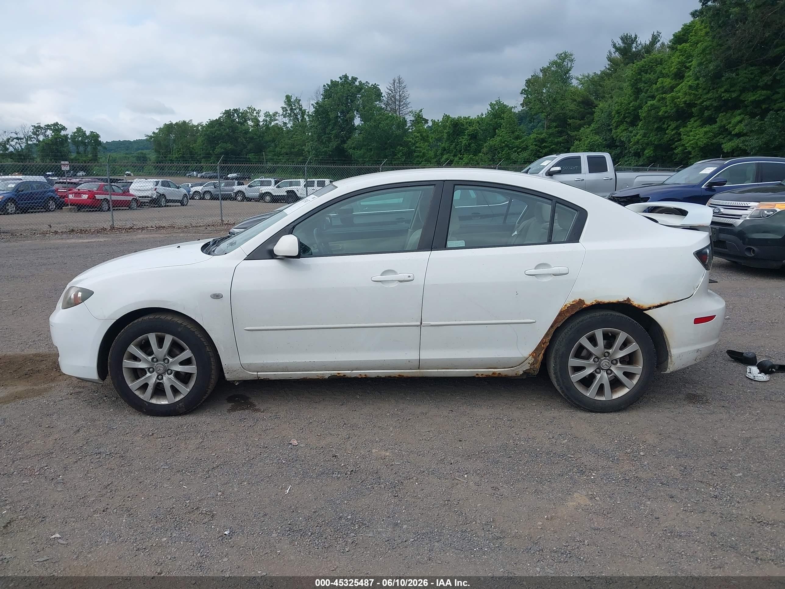 2008 Mazda Mazda3 I White vin: JM1BK32G381831352