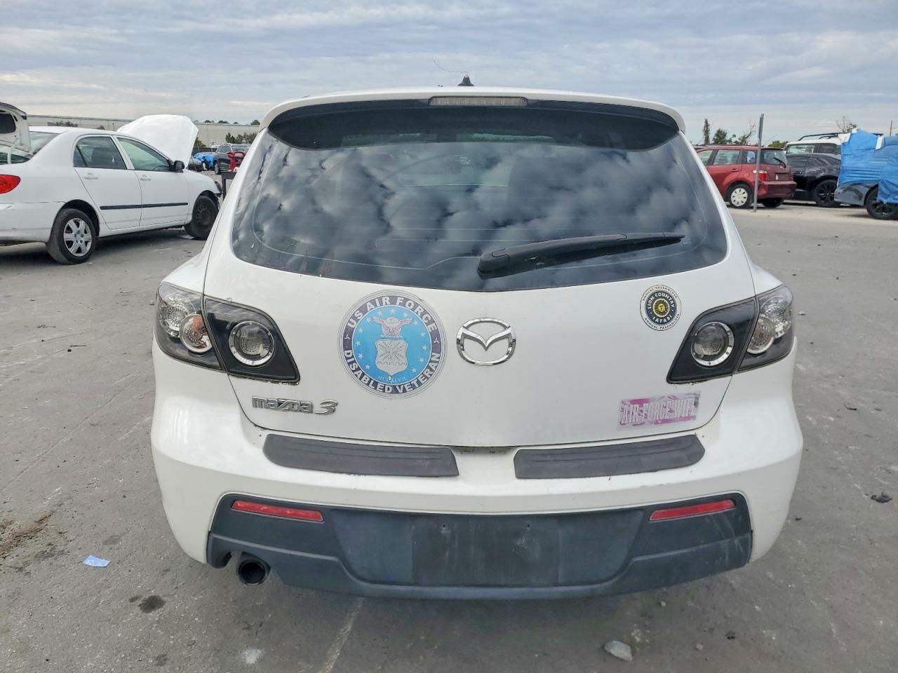 2007 Mazda 3 Hatchback White vin: JM1BK343071699868
