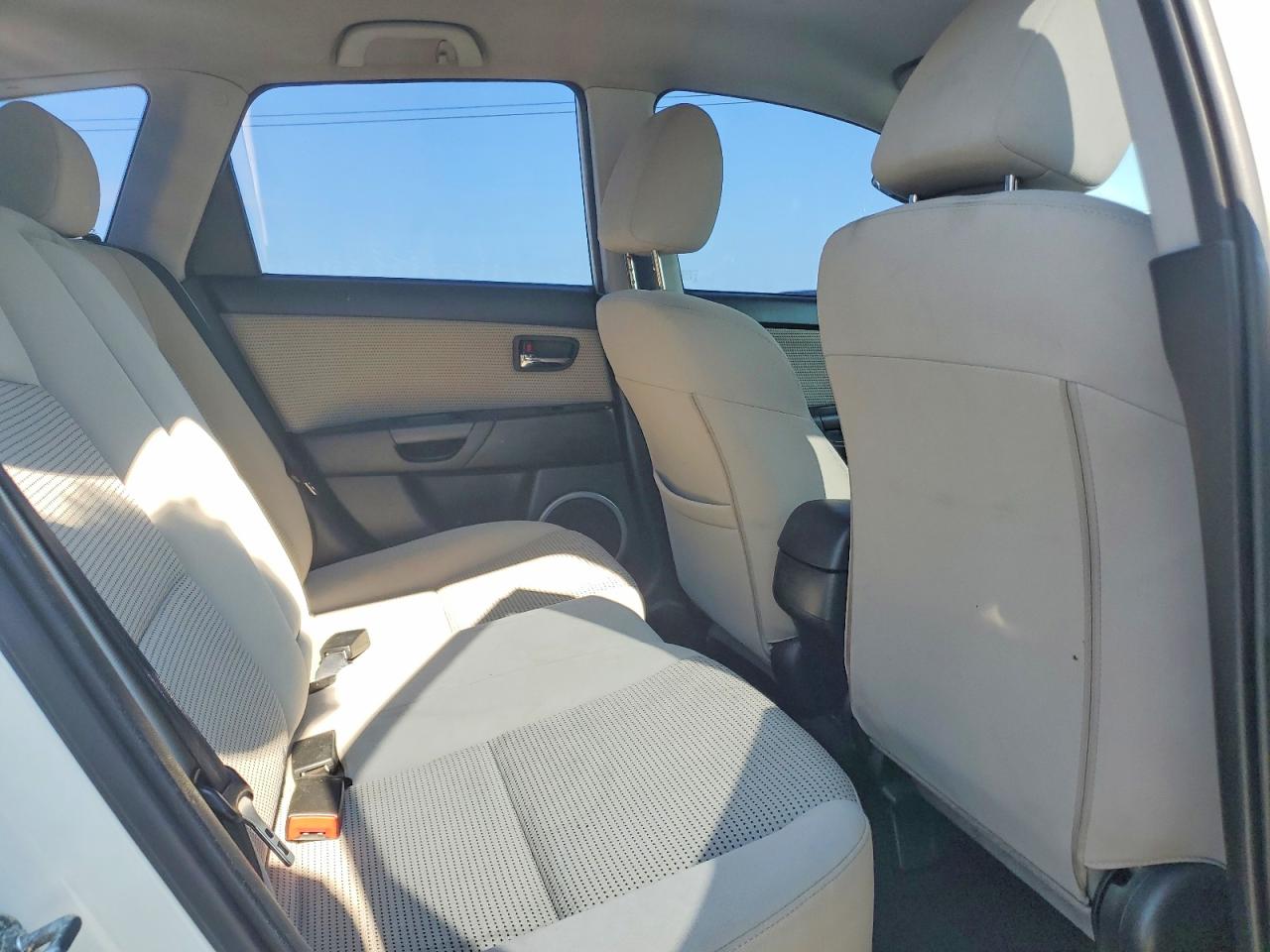 2008 Mazda 3 Hatchback White vin: JM1BK343381173526
