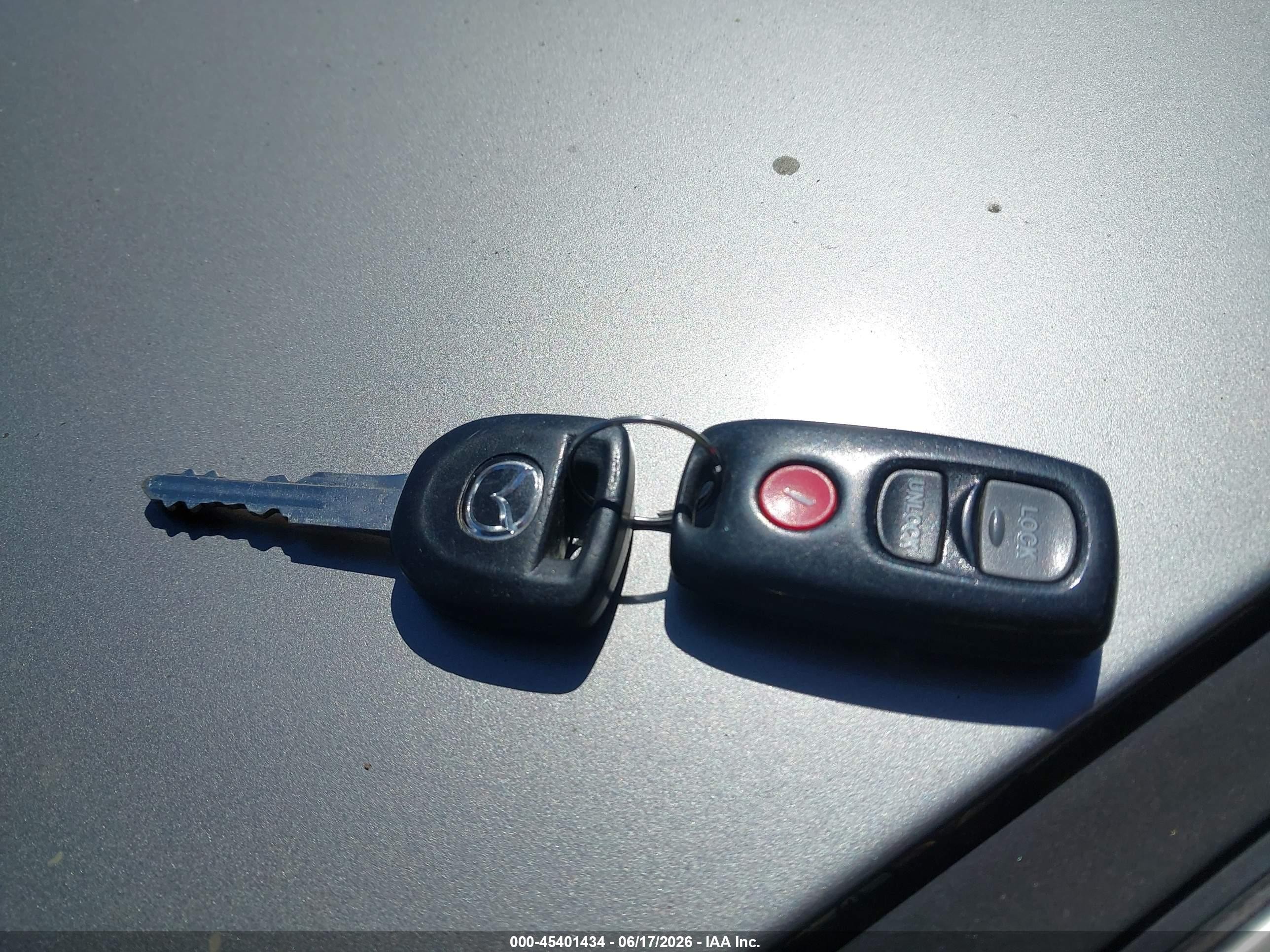 2005 Mazda Mazda3 S Серебряный vin: JM1BK343851228628