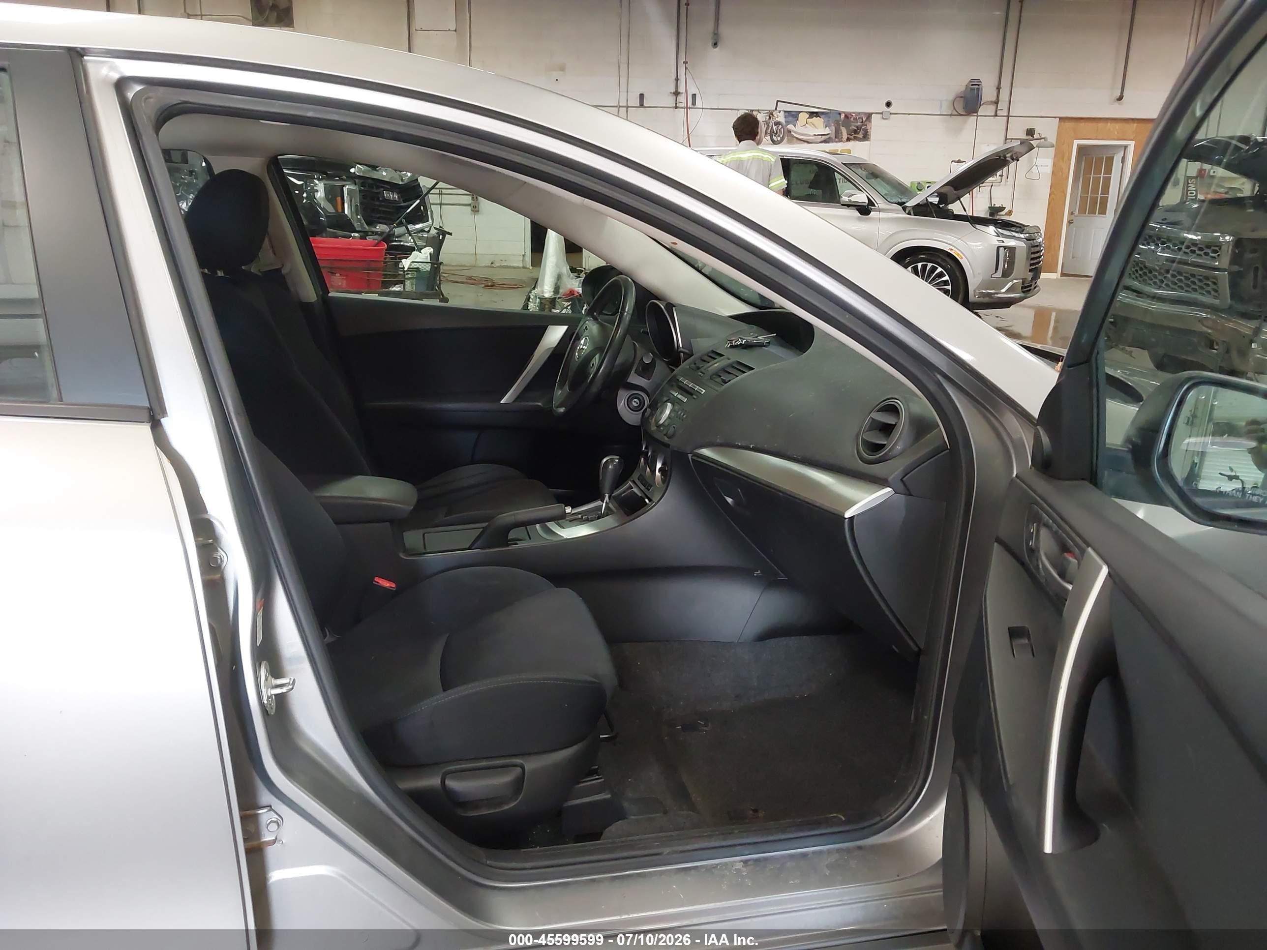 2010 Mazda Mazda3 S Sport Серебряный vin: JM1BL1H55A1230215