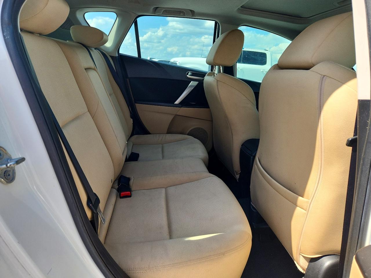 2011 Mazda 3 S White vin: JM1BL1K55B1465191