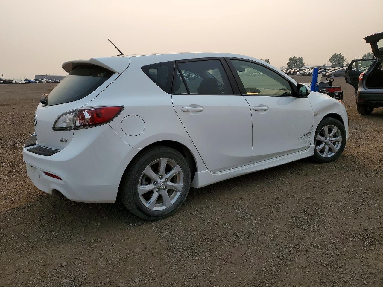 2011 Mazda 3 S White vin: JM1BL1L58B1367626