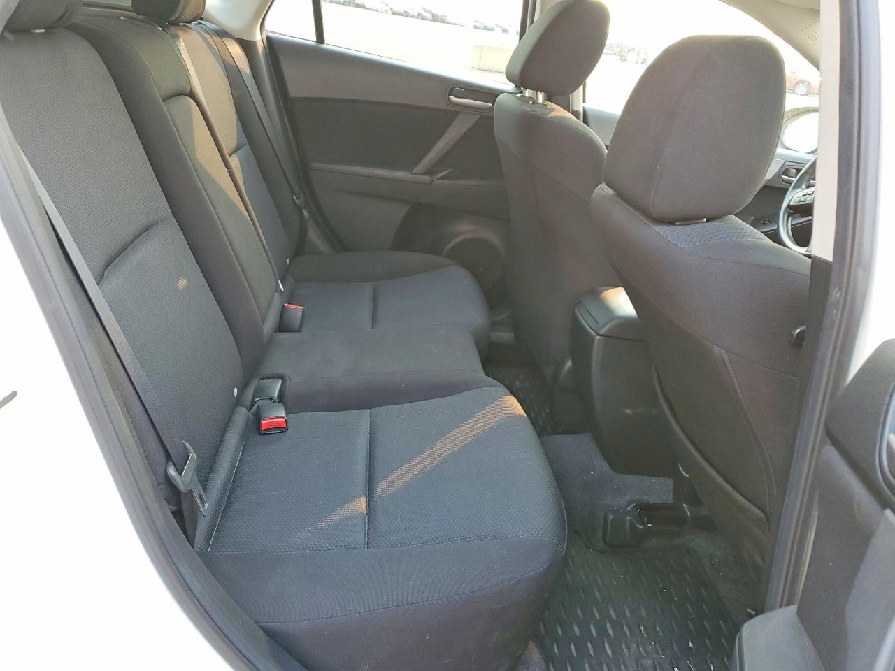 2011 Mazda 3 S White vin: JM1BL1L58B1367626